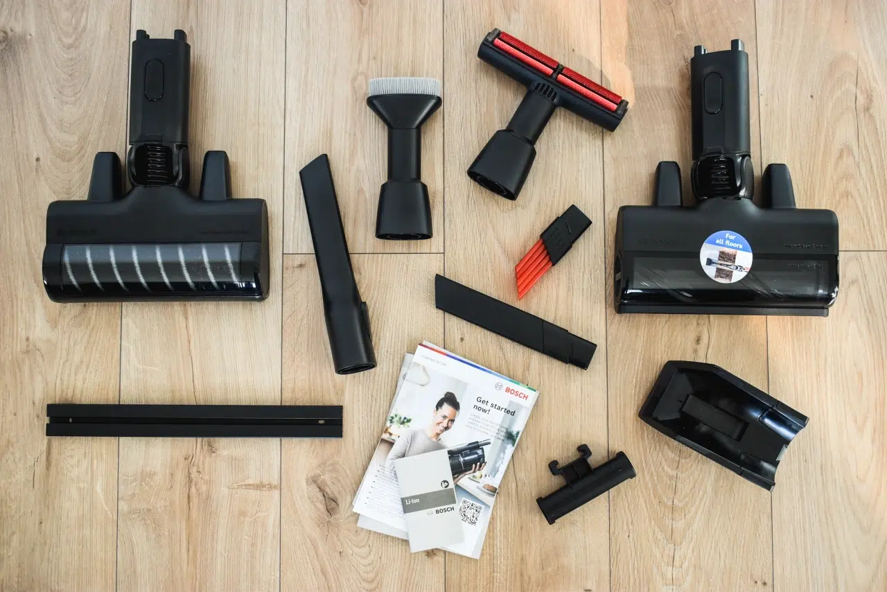 akcesoria: szczotki, ssawki i końcówki dołączone do odkurzacza Bosch Unlimited 10 BCS1041WAC