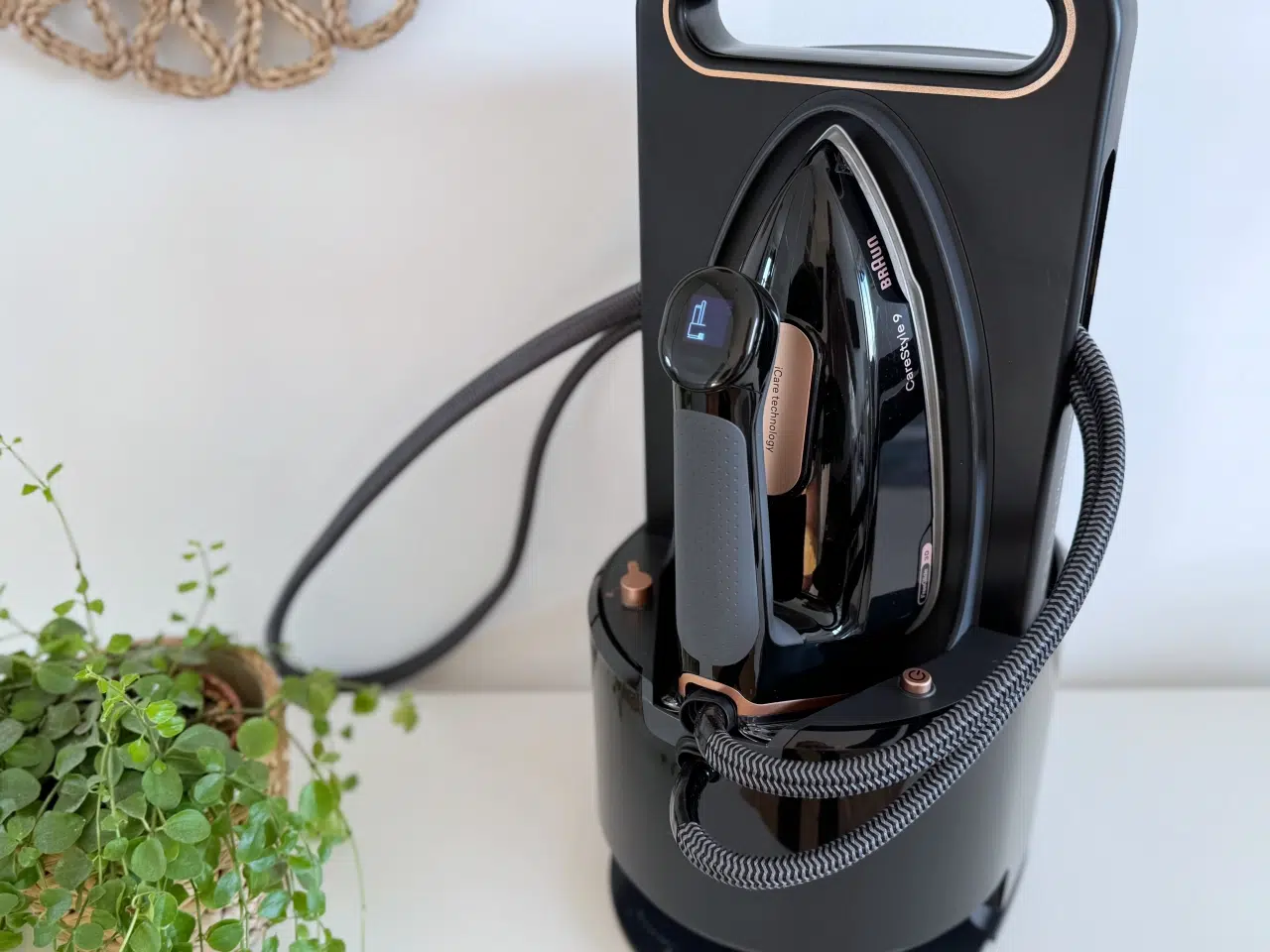 włączone żelazko z generatorem pary Braun CareStyle 9