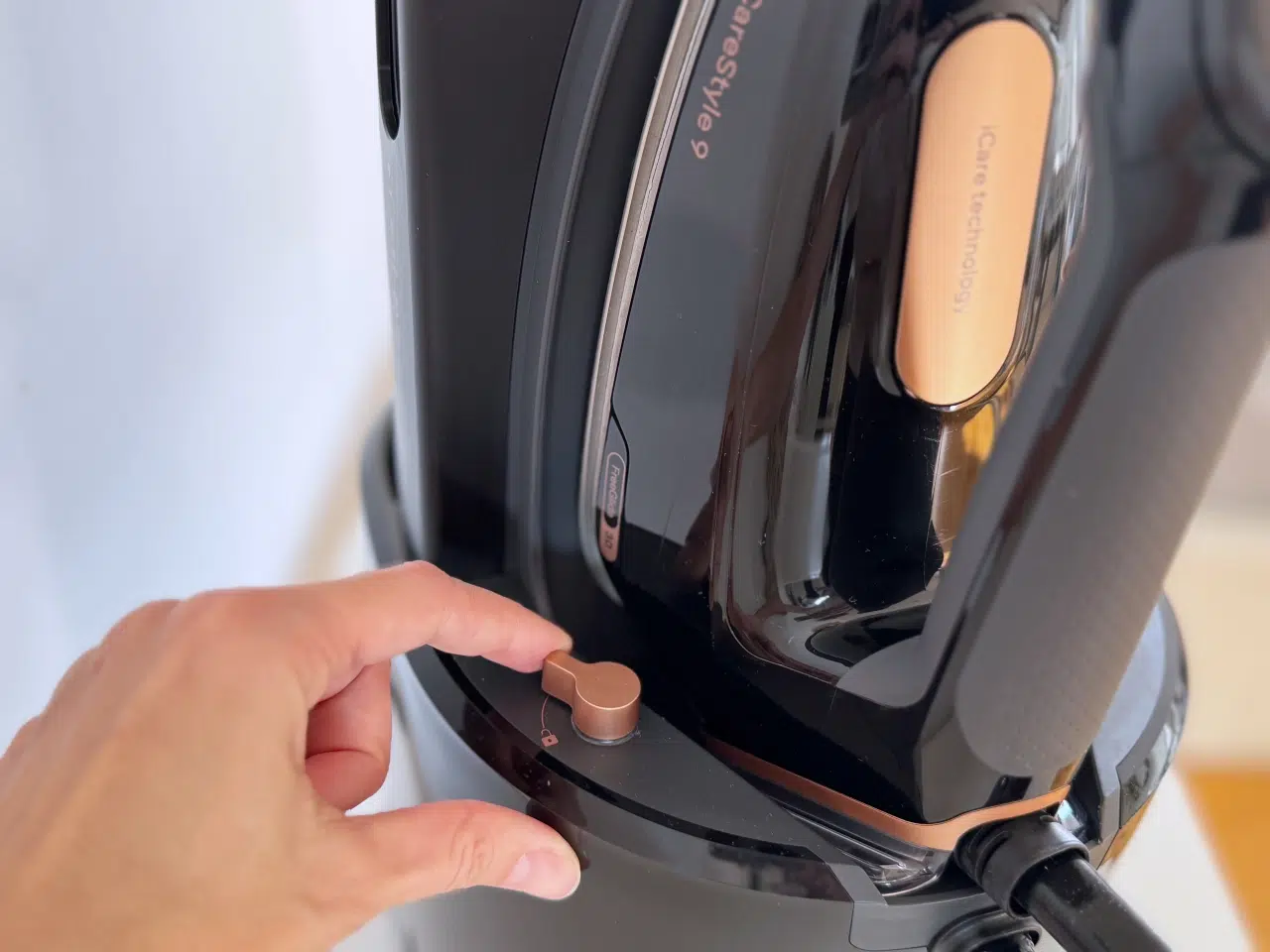 przełącznik blokady żelazka z generatorem pary Braun CareStyle 9