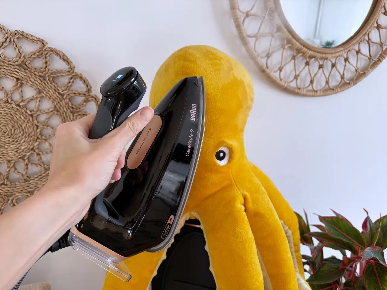 dezynfekcja pluszaka żelazkiem z generatorem pary Braun CareStyle 9