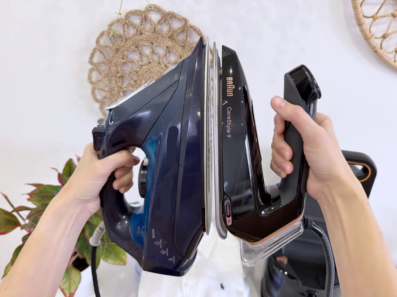 porównanie wielkości stopy żelazka z generatorem pary Braun CareStyle 9 z tradycyjnym żelazkiem parowym