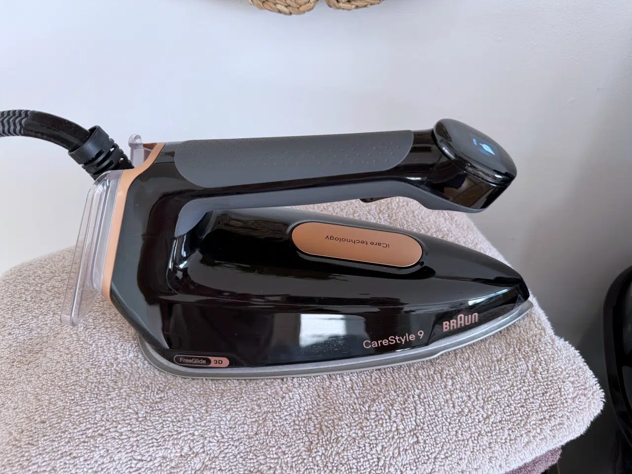 stopa żelazka z generatorem pary Braun CareStyle 9 na beżowym ręczniku