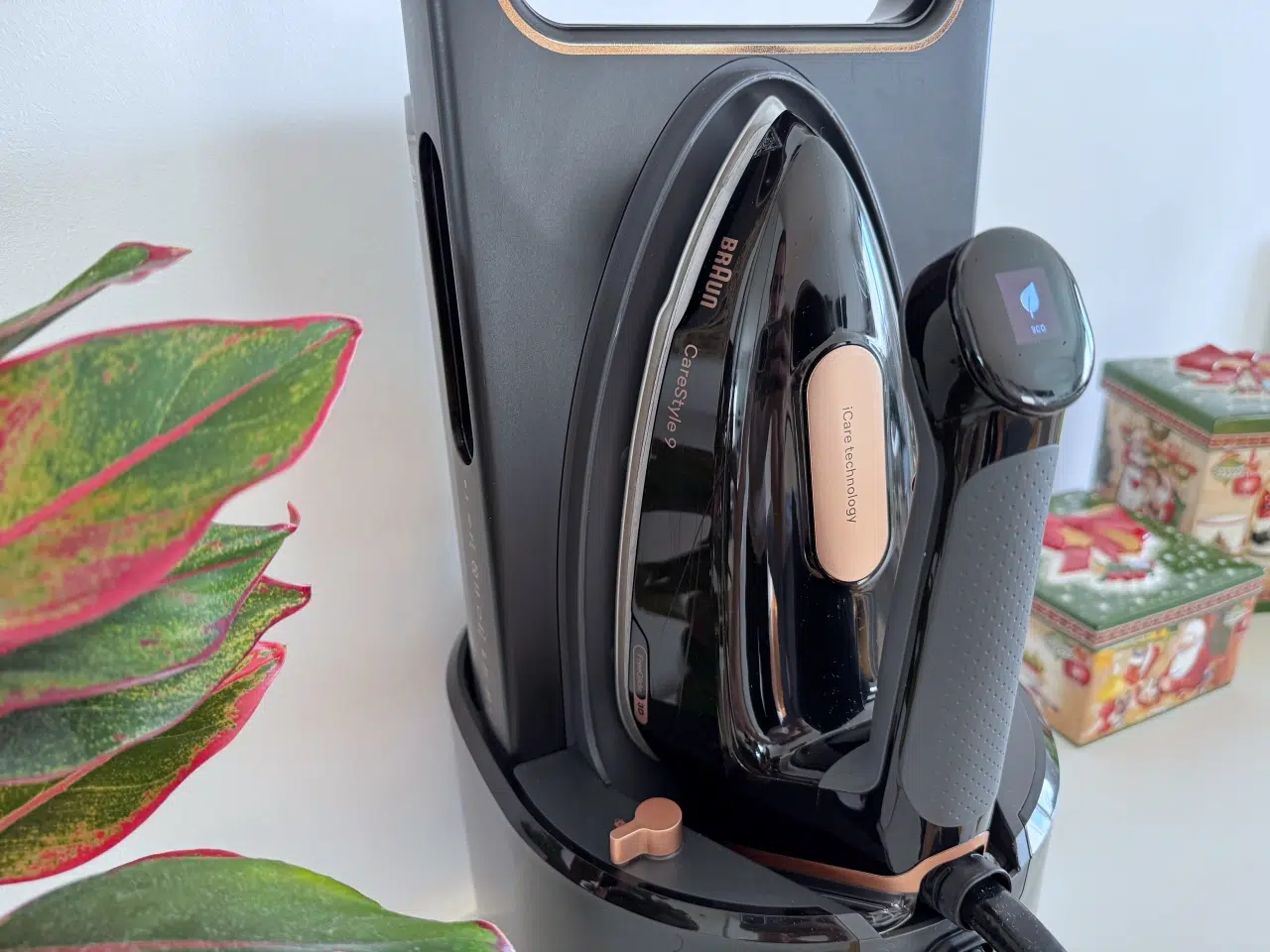 żelazko z generatorem pary Braun CareStyle 9 ustawione na podstawce