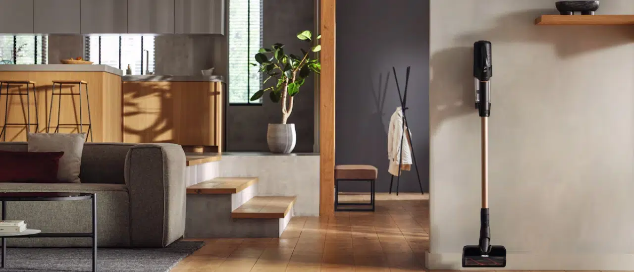 odkurzacz pionowy Miele Duoflex wisi na ściennym uchwycie