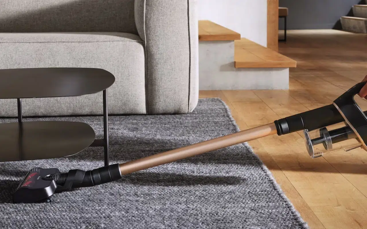 sprzątanie dywanu odkurzaczem pionowym Miele Duoflex