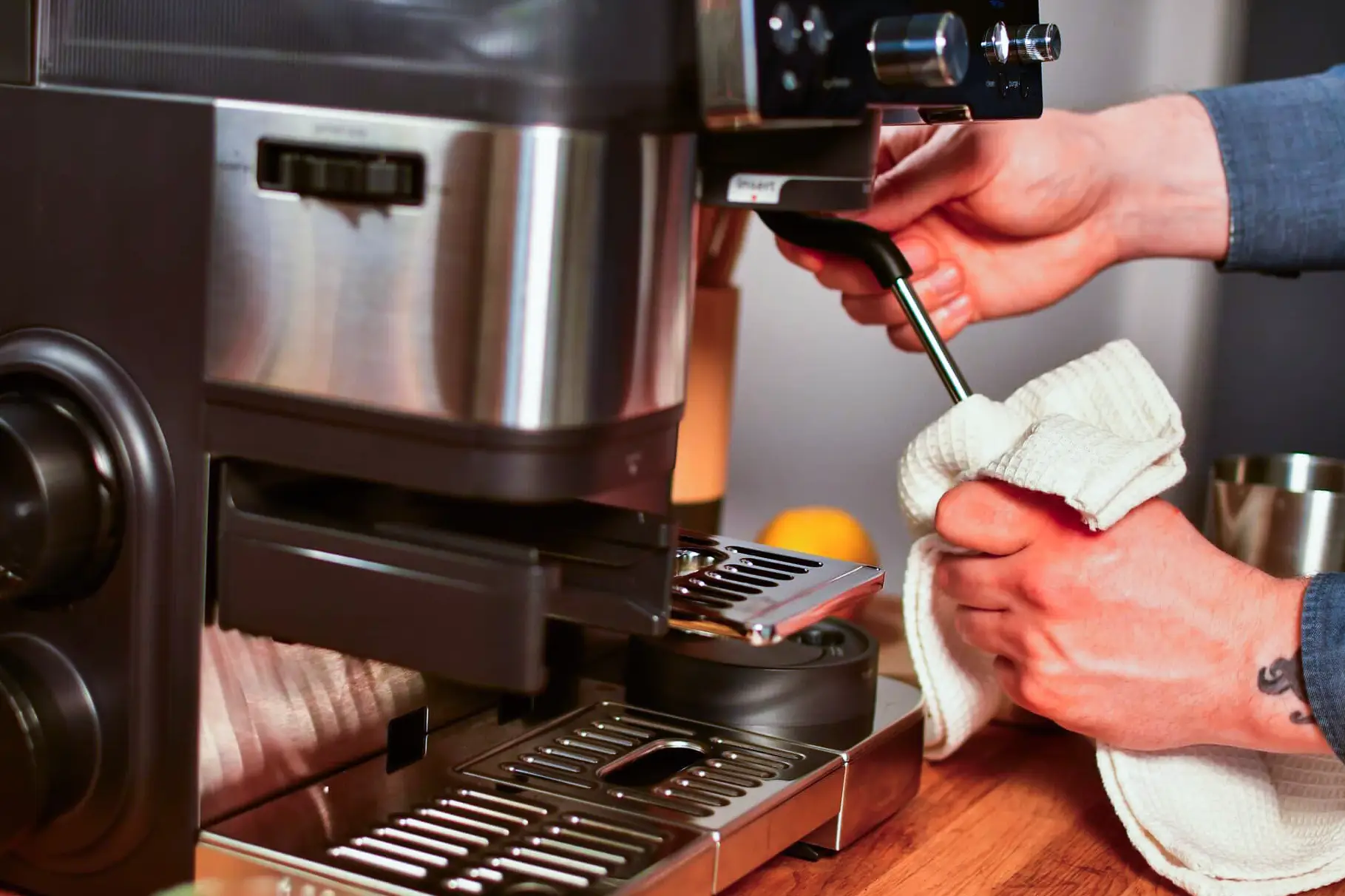 Czyszczenie dyszy do spieniania mleka w ekspresie kolbowym Ninja Luxe Café