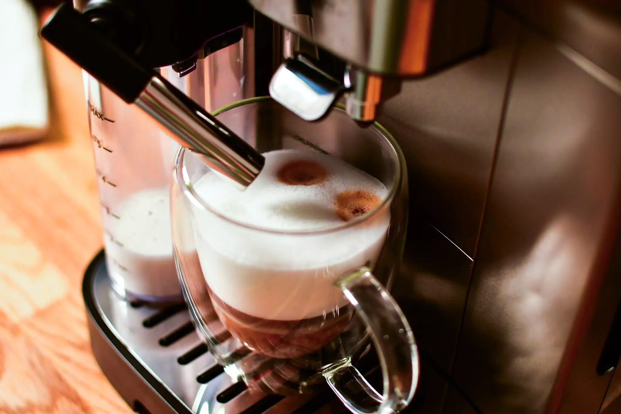 Gotowa kawa z ekspresu automatycznego De’Longhi Magnifica Evo Next