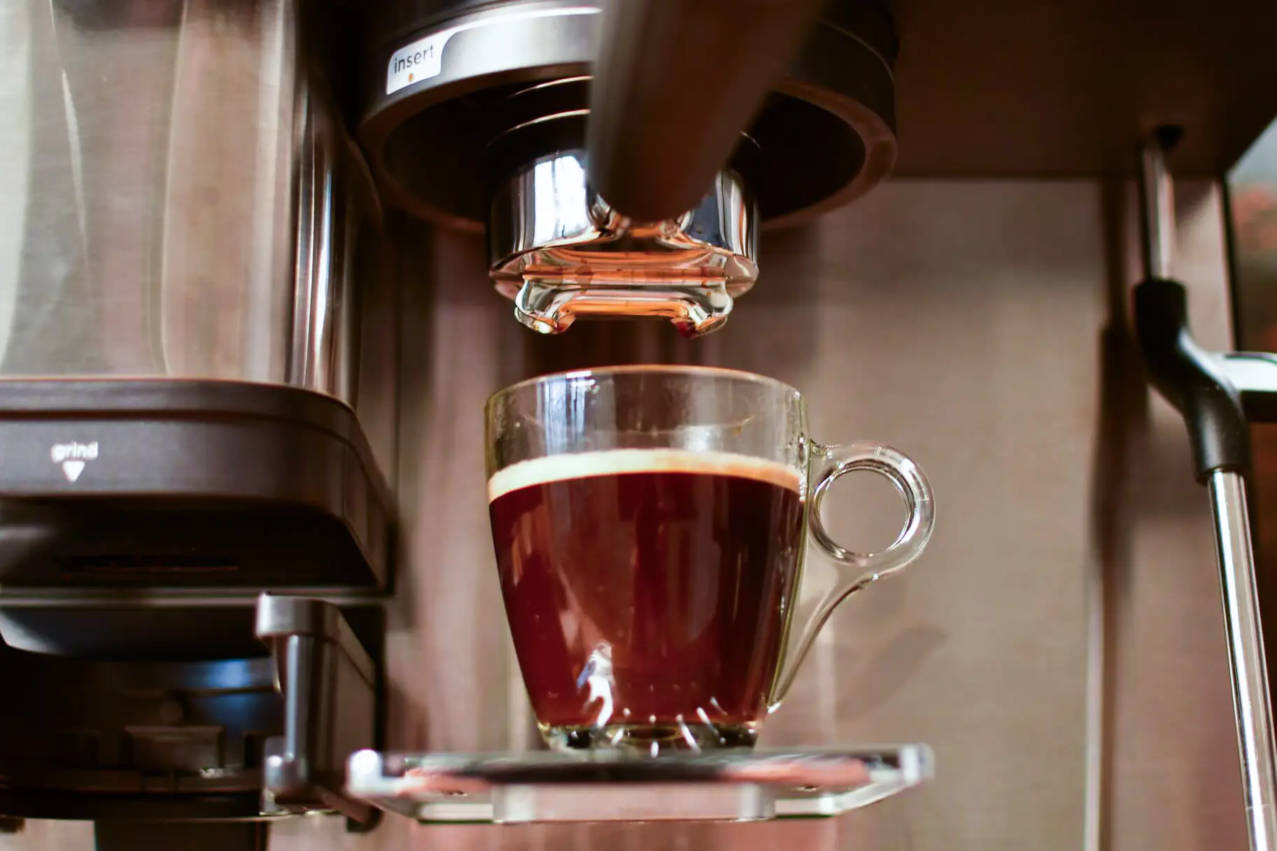 Gotowa kawa z ekspresu kolbowego Ninja-Test 2025-sprawdzono.pl