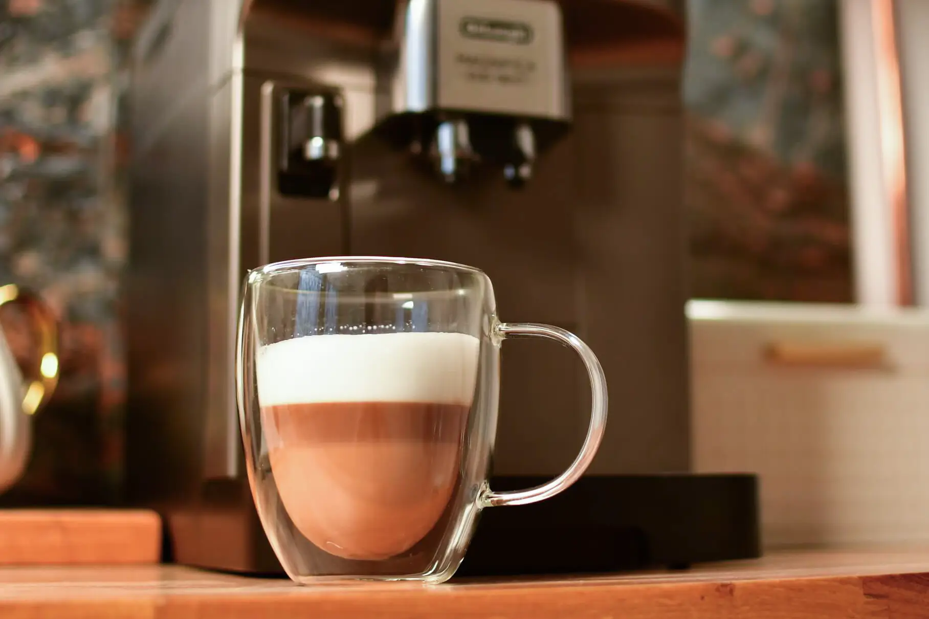 Gotowa kawa z pianką z ekspresu automatycznego De’Longhi Magnifica Evo Next