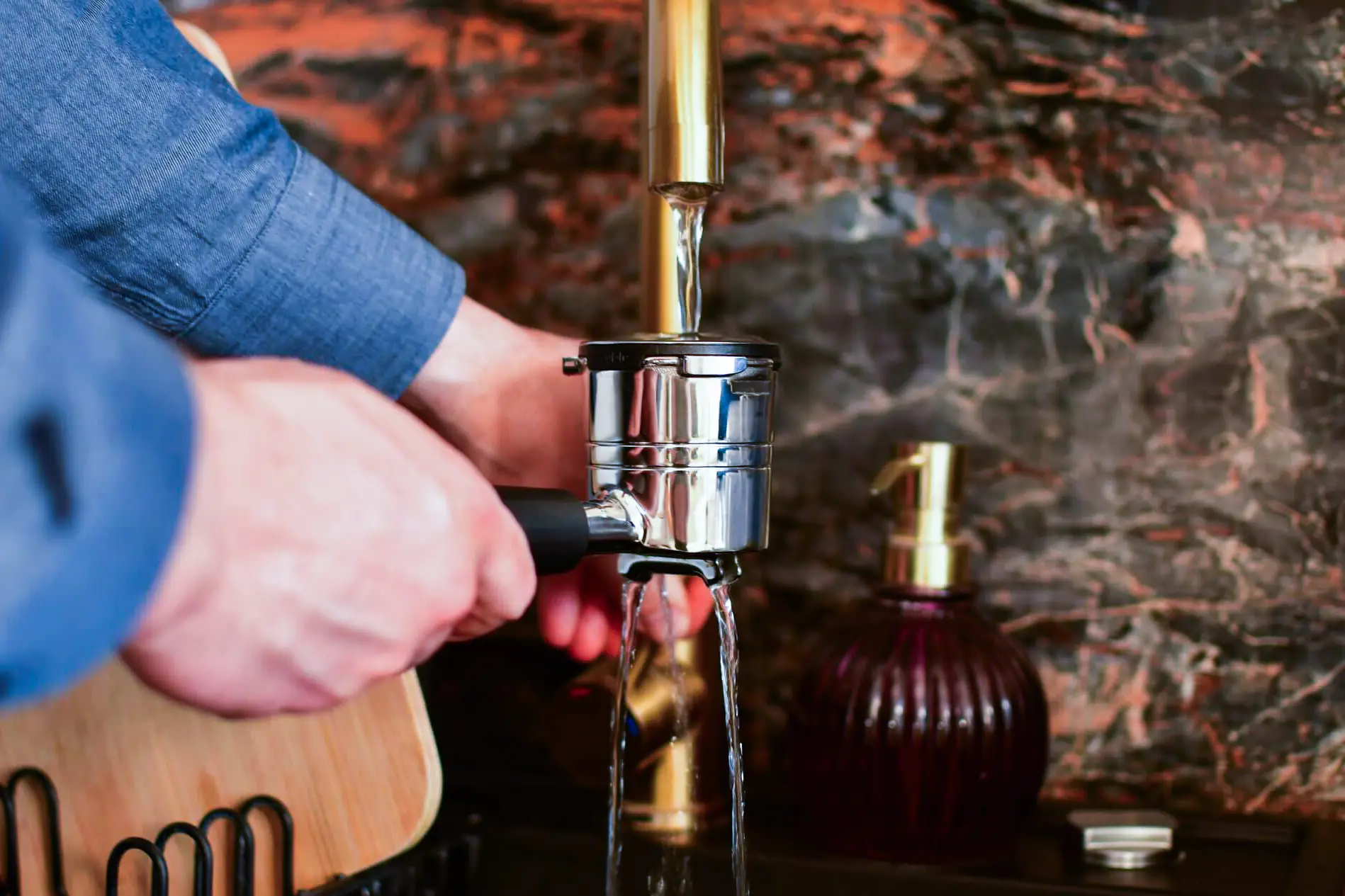 Mycie kolby ekspresu kolbowego Ninja-Test 2025-sprawdzono.pl