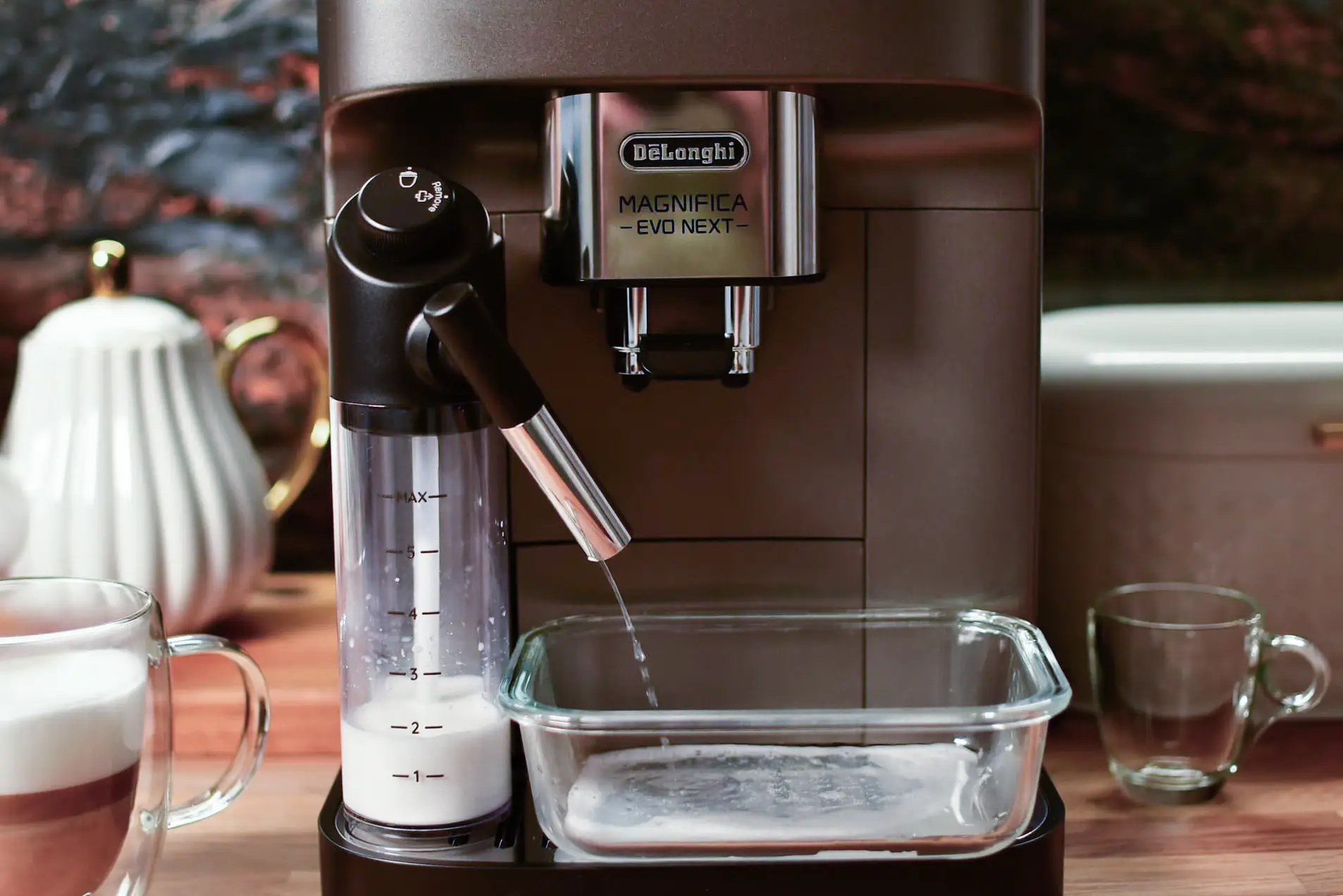 Oczyszczanie dyszy spieniania mleka w ekspresie automatycznym De`Longhi Magnifica Evo Next