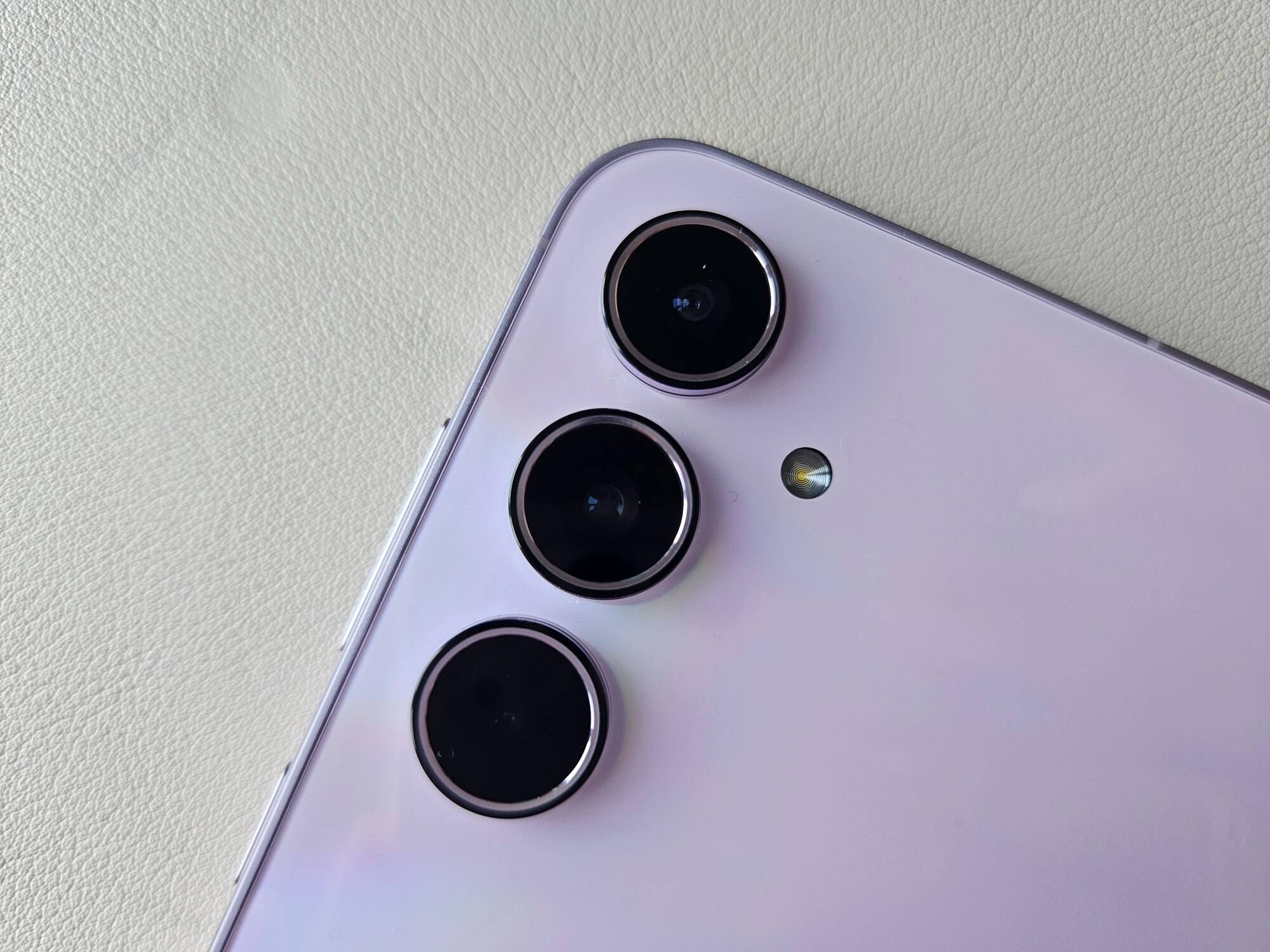 3 obiektywy aparatu w telefonie Galaxy A55