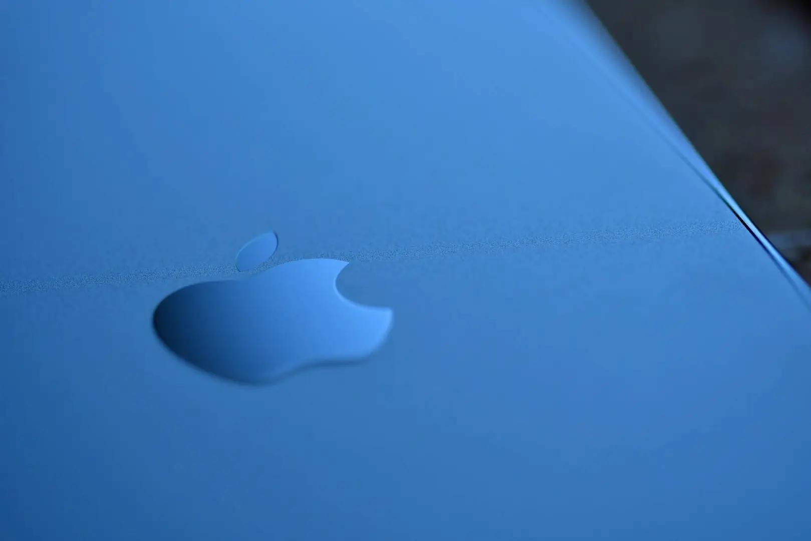 Logo Apple na telefonie iPhone