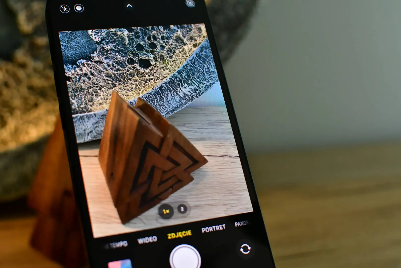 Ostrzenie aparatu iPhone 16e w trybie makro