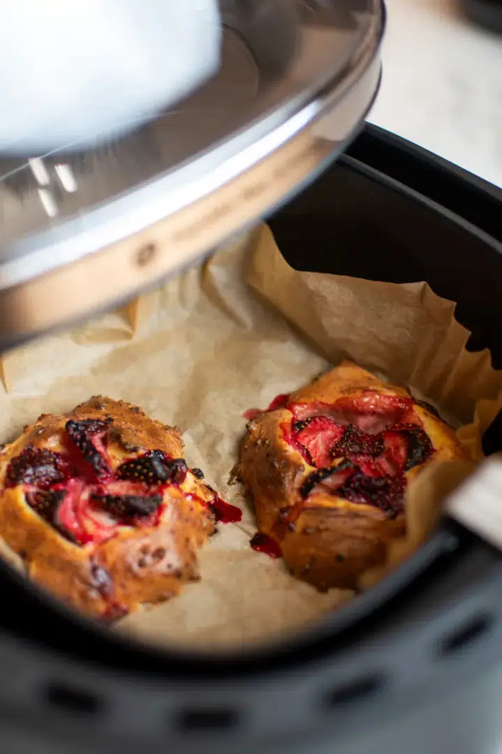 Drożdżówki z trusawkami w air fryer Philips