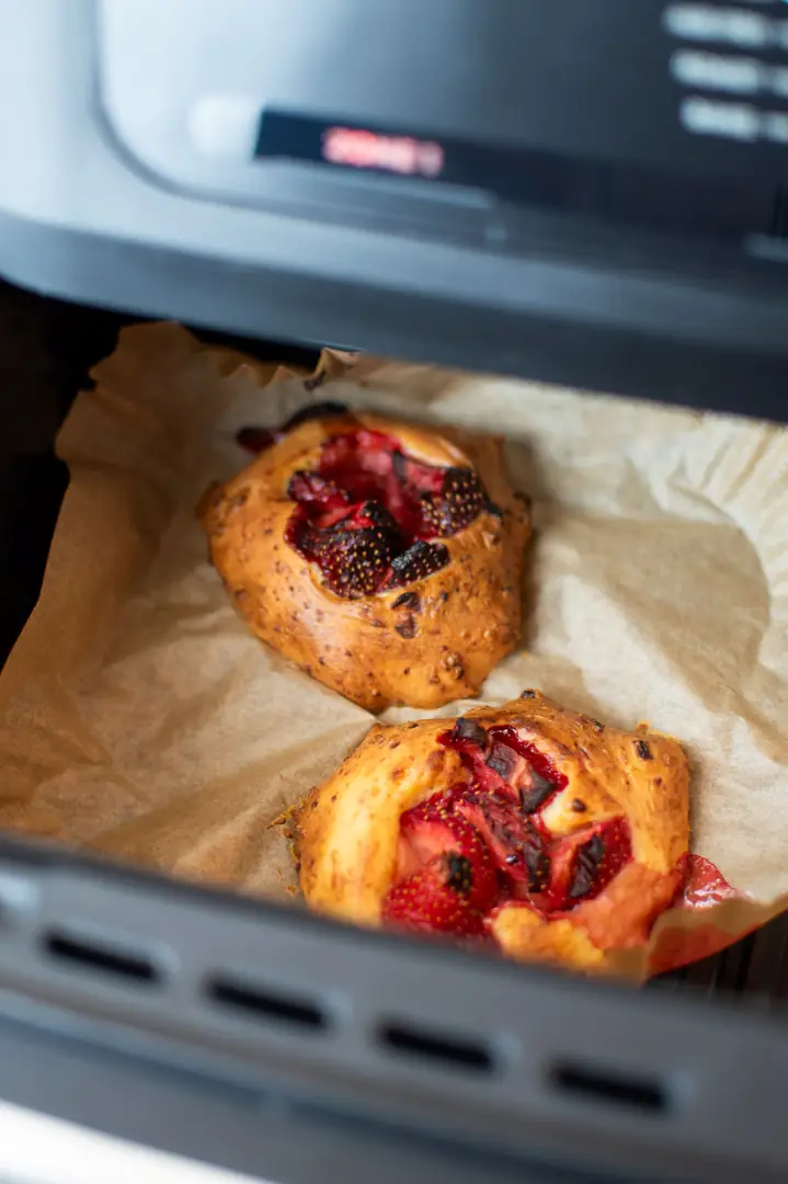Drożdżówki z truskawkami w air fryer Ninja