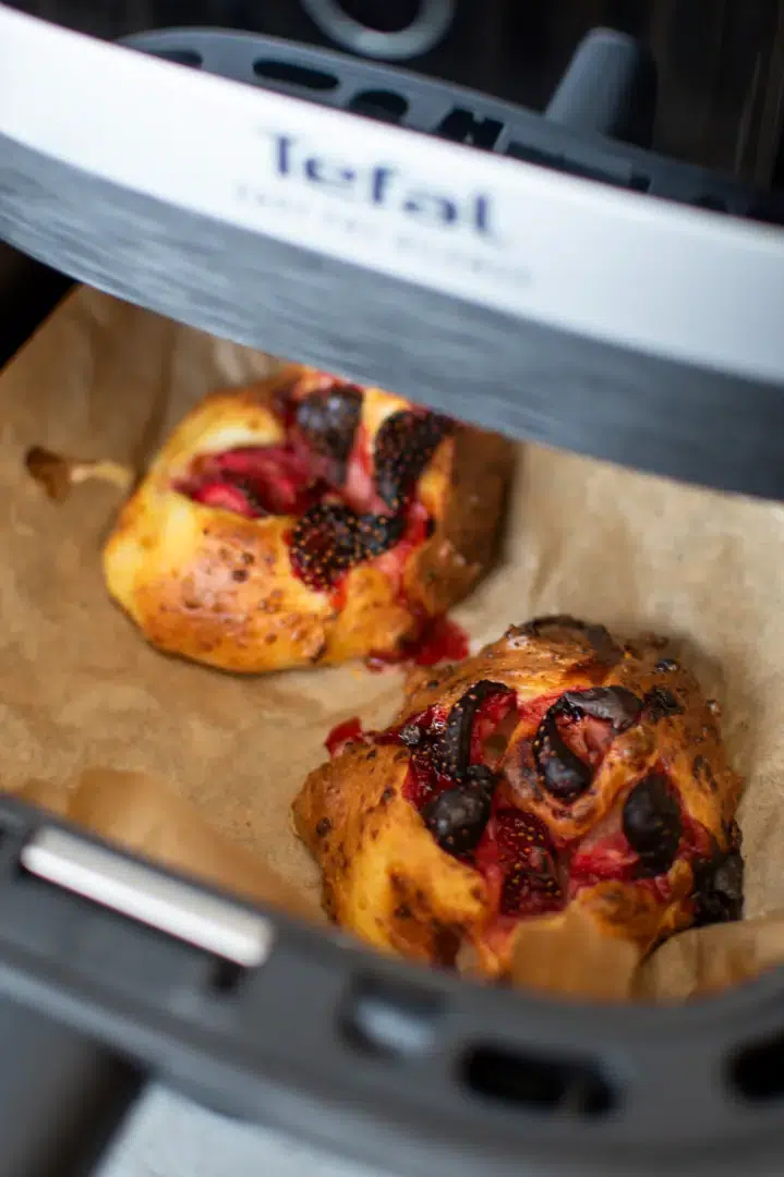 Drożdżówki z truskawkami w air fryer Tefal