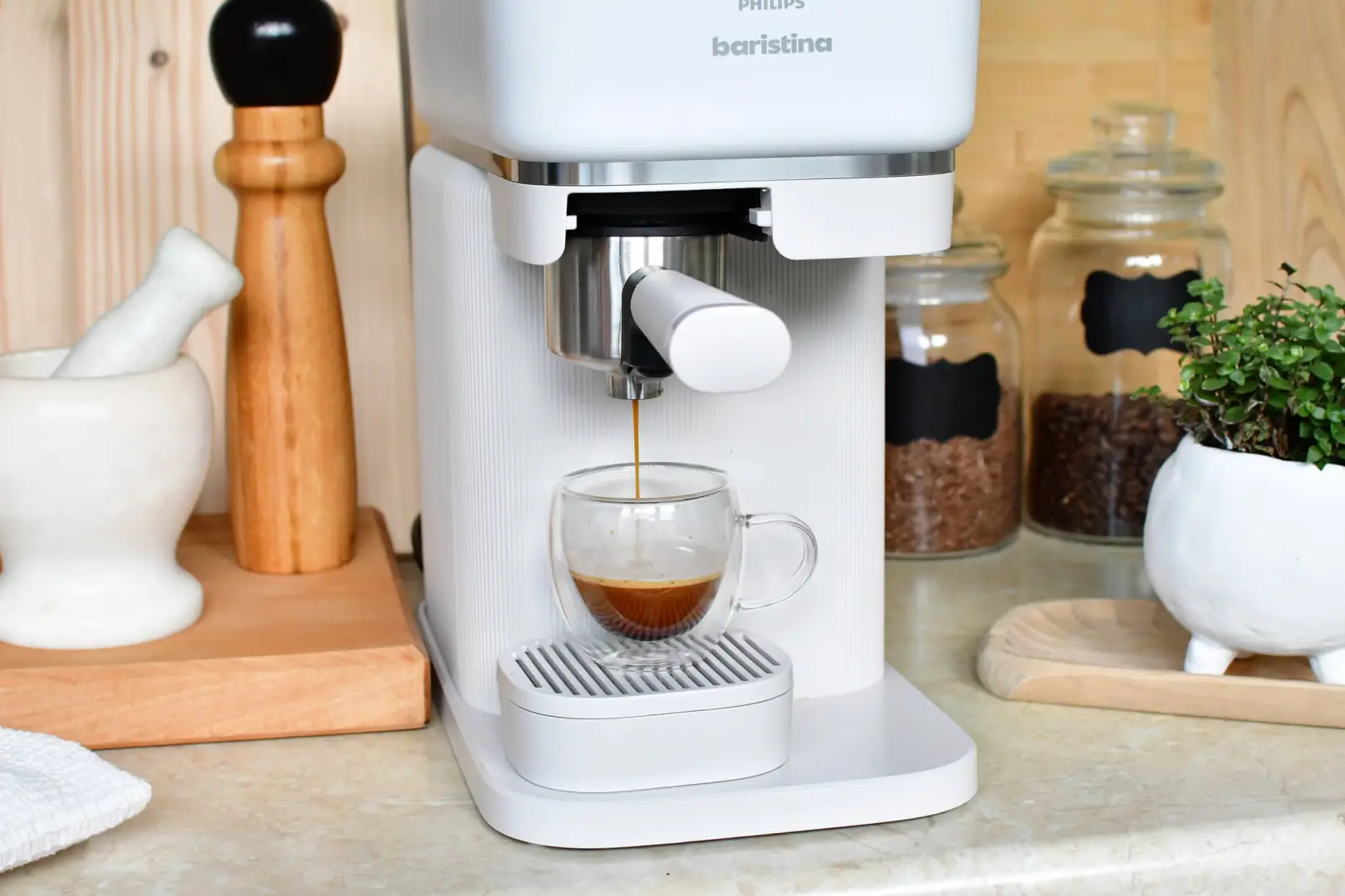 Philips Baristina podczas przygotowania espresso