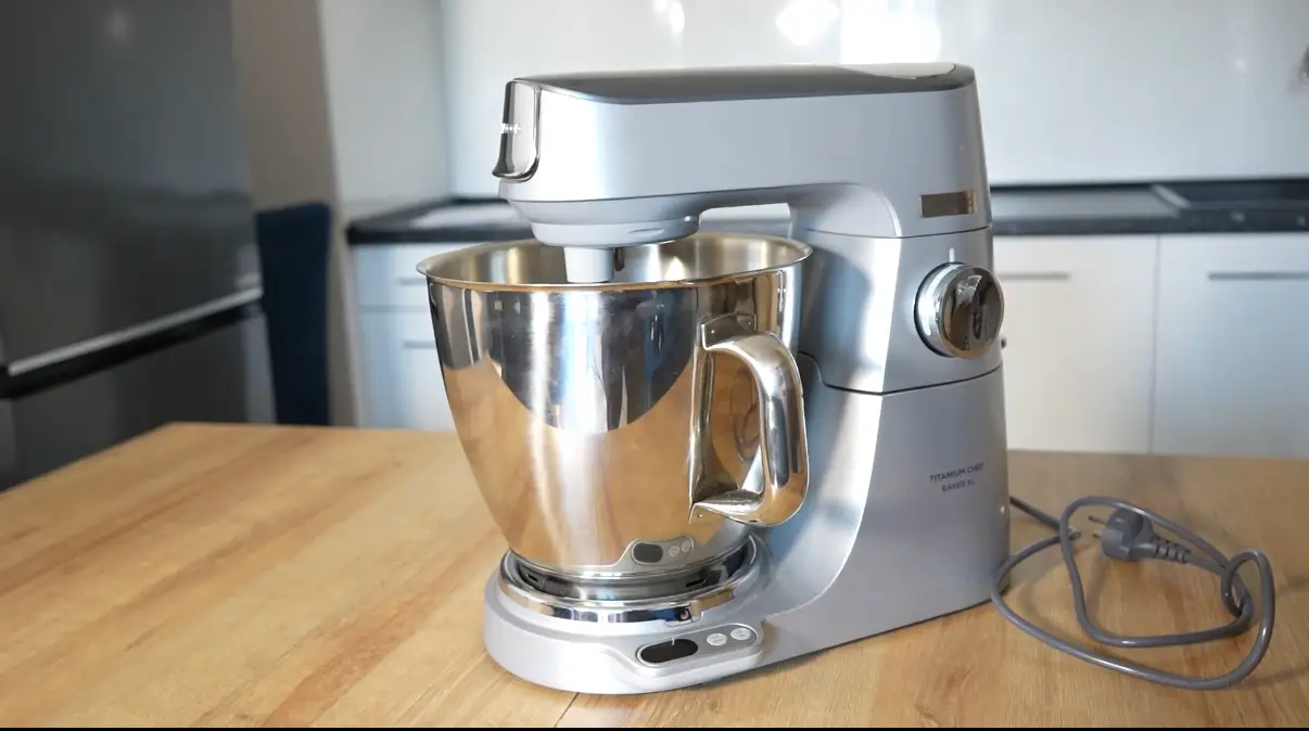 Robot planetarny Kenwood na blacie stołu w kuchni