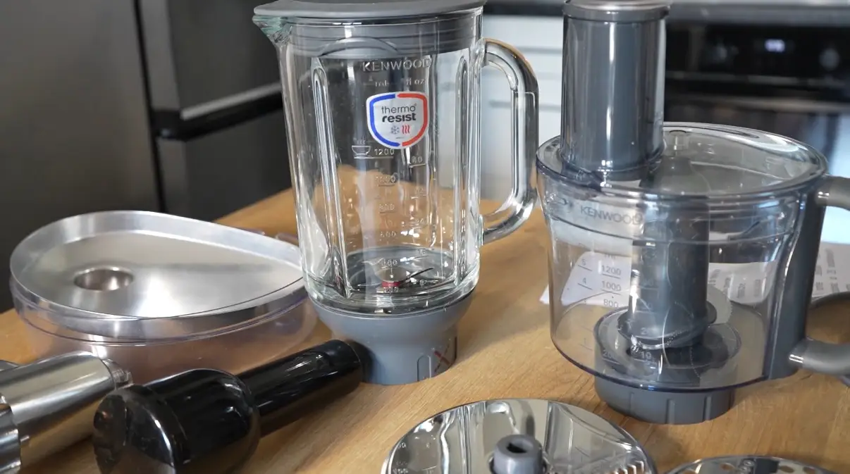 Robot planetarny Kenwood posiada wiele dodatkowych akcesoriów