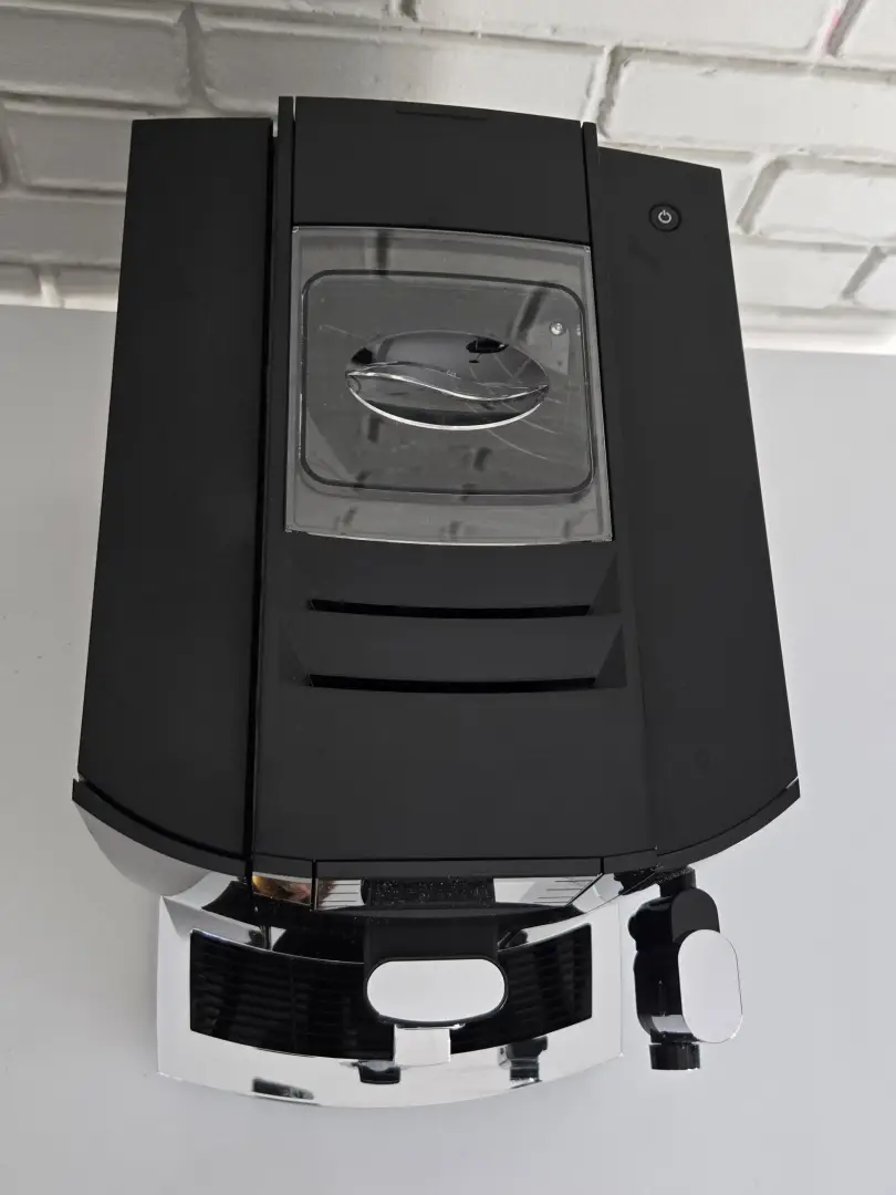 Młynek i pojemnik na kawę w ekspresie automatycznym Jura E8