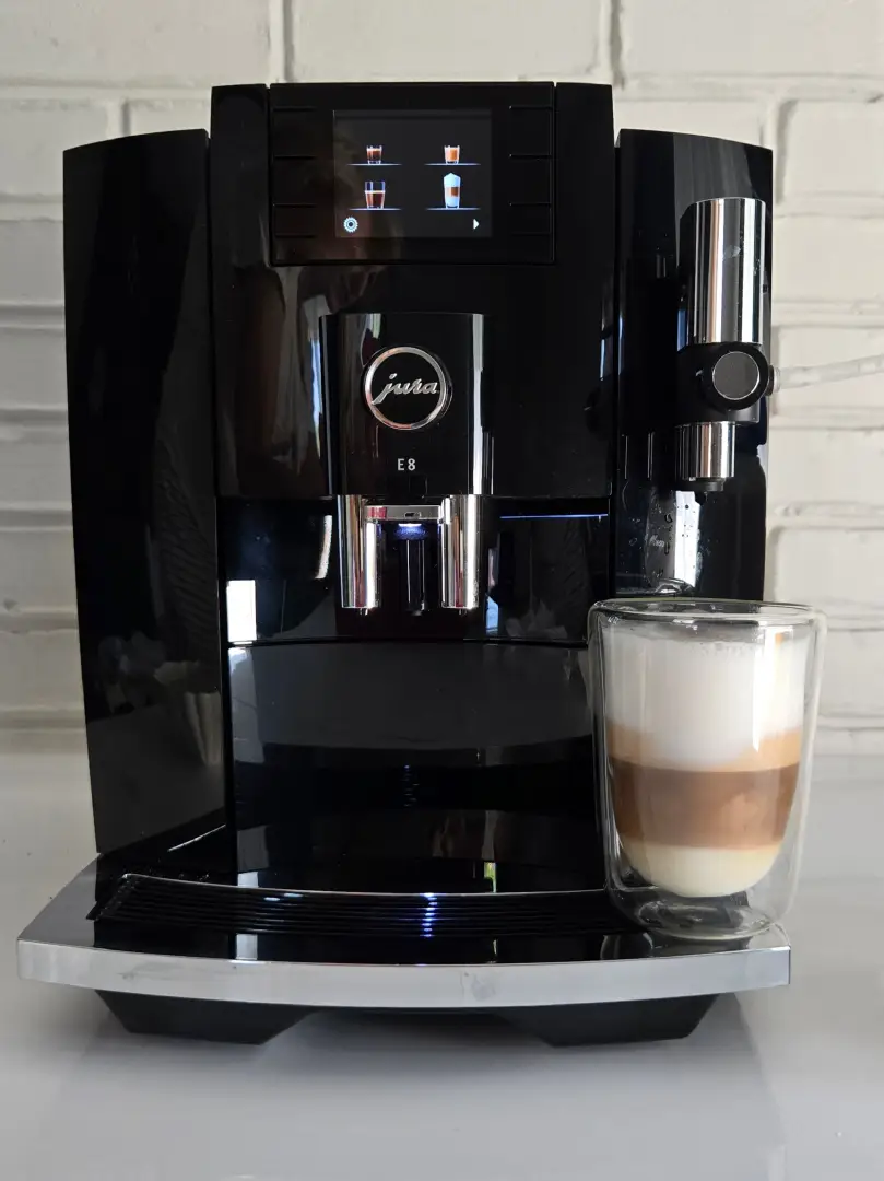 Gotowa kawa w ekspresie automatycznym Jura E8