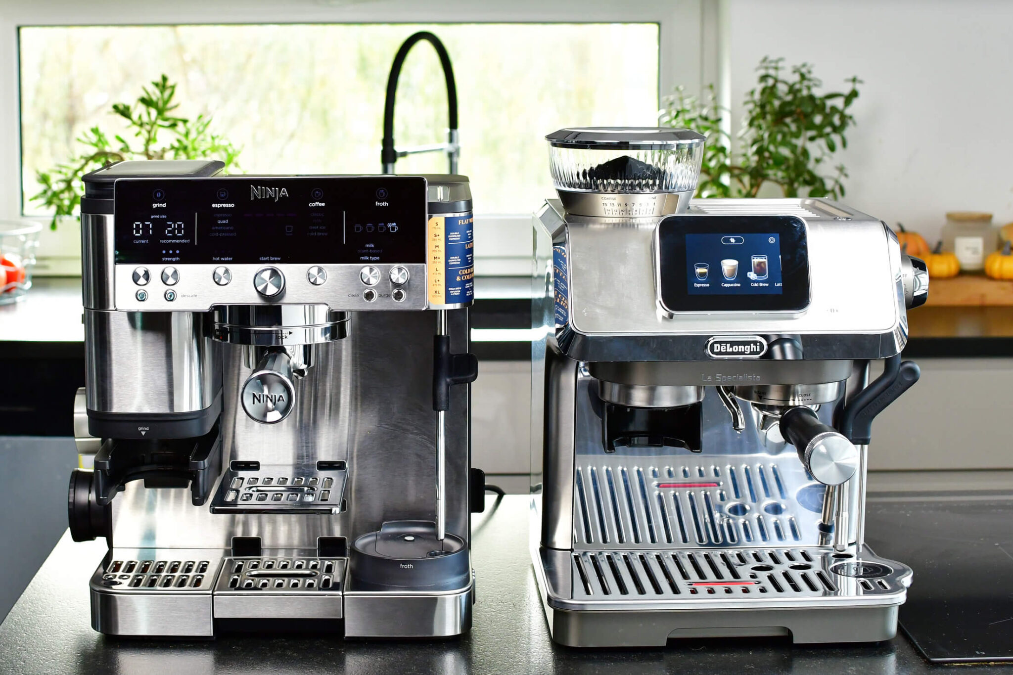 Po lewej ekspres kolbowy Ninja Luxe Cafe Premier ES601EU , a obok niego De’Longhi La Specialista Touch