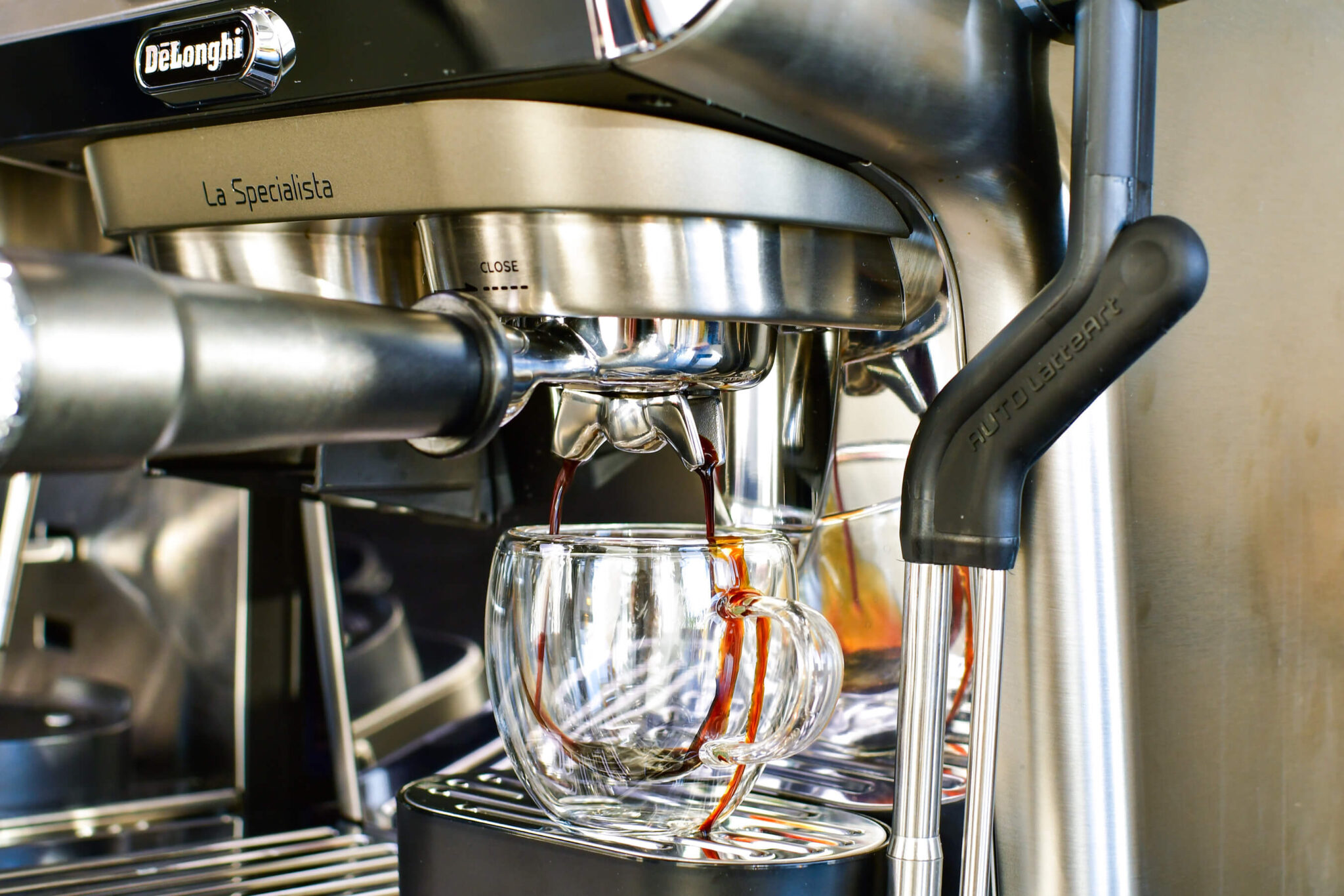 Podwójne espresso parzone w ekspresie ciśnieniowych De’Longhi La Specialista Touch