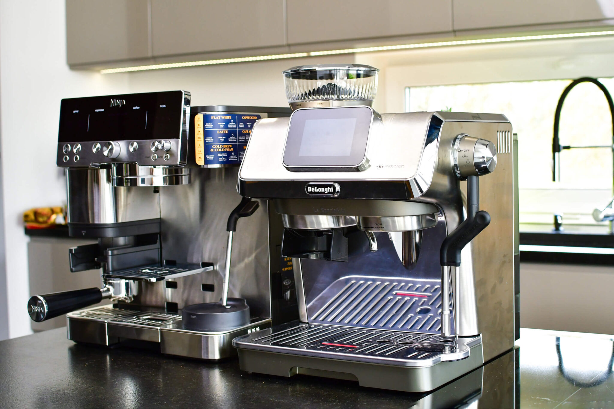 Ekspresy ciśnieniowe: po prawej De’Longhi La Specialista Touch, po lewej: Ninja Luxe Cafe Premier