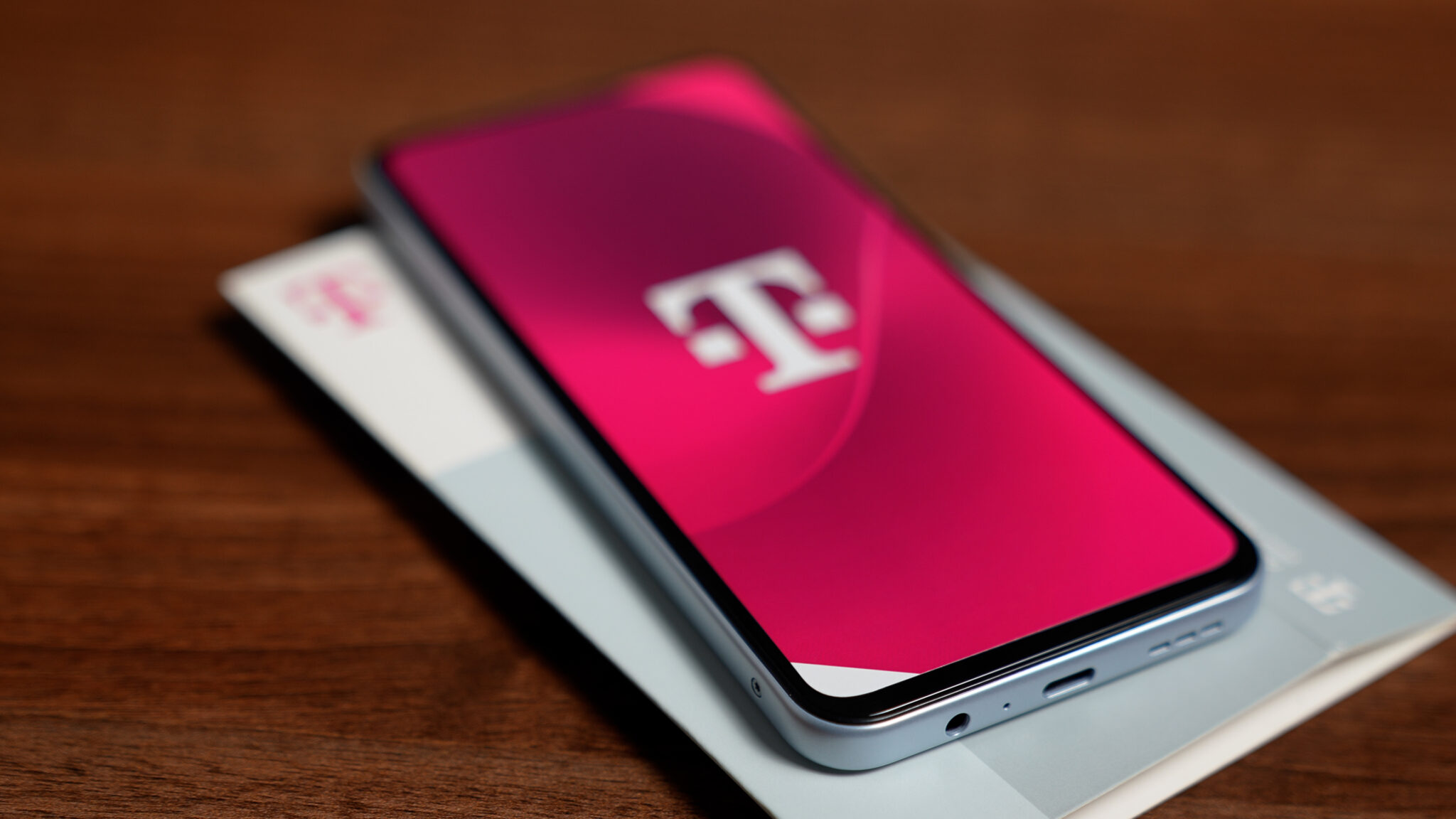 T Phone 3 zaskakuje obecnością głośników stereo oraz gniazda słuchawkowego 3,5 mm.