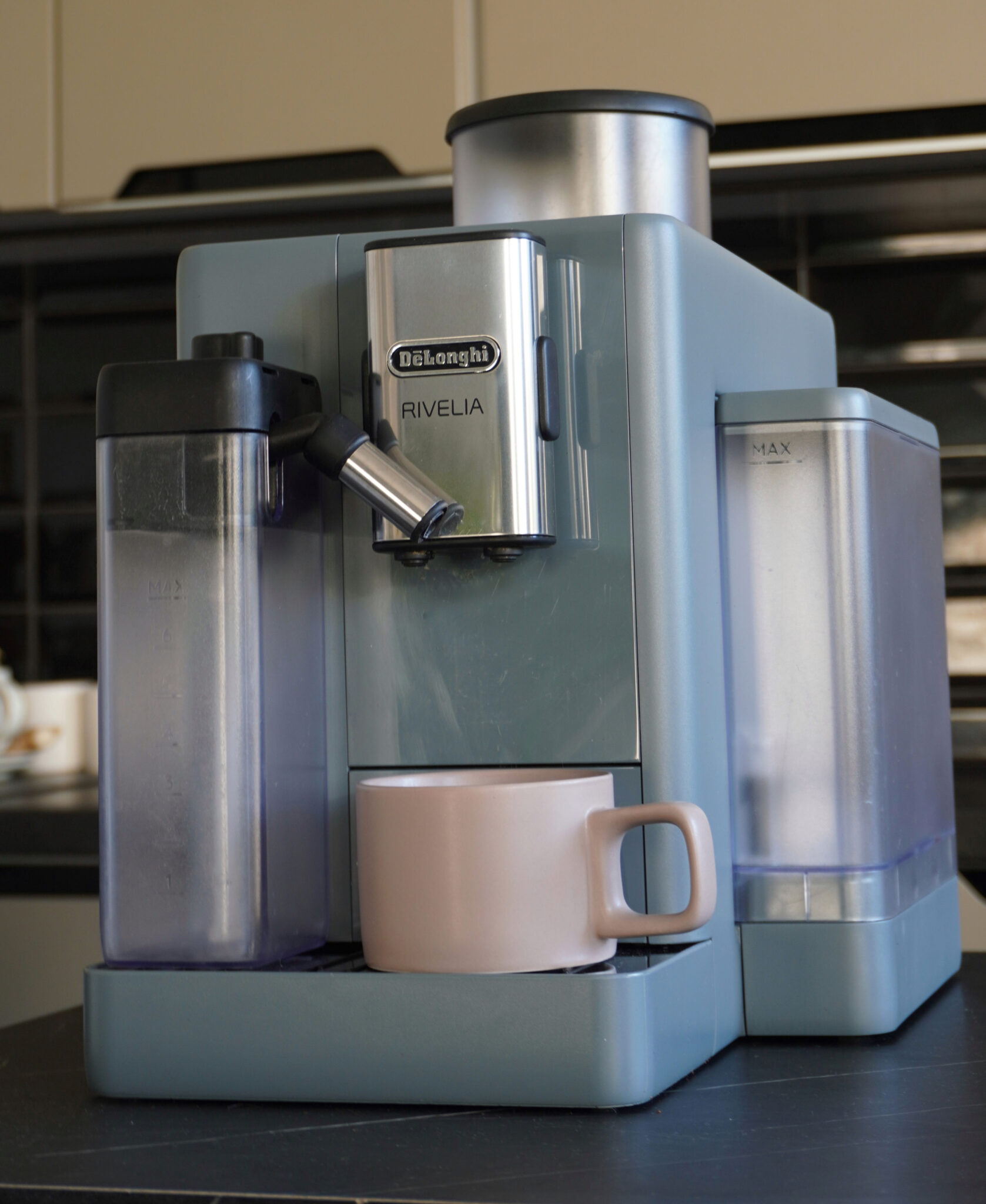 2500 zł na Philips LatteGo 5500 czy De’Longhi Rivelia? Automat z młynkiem i pojemnikiem na mleko