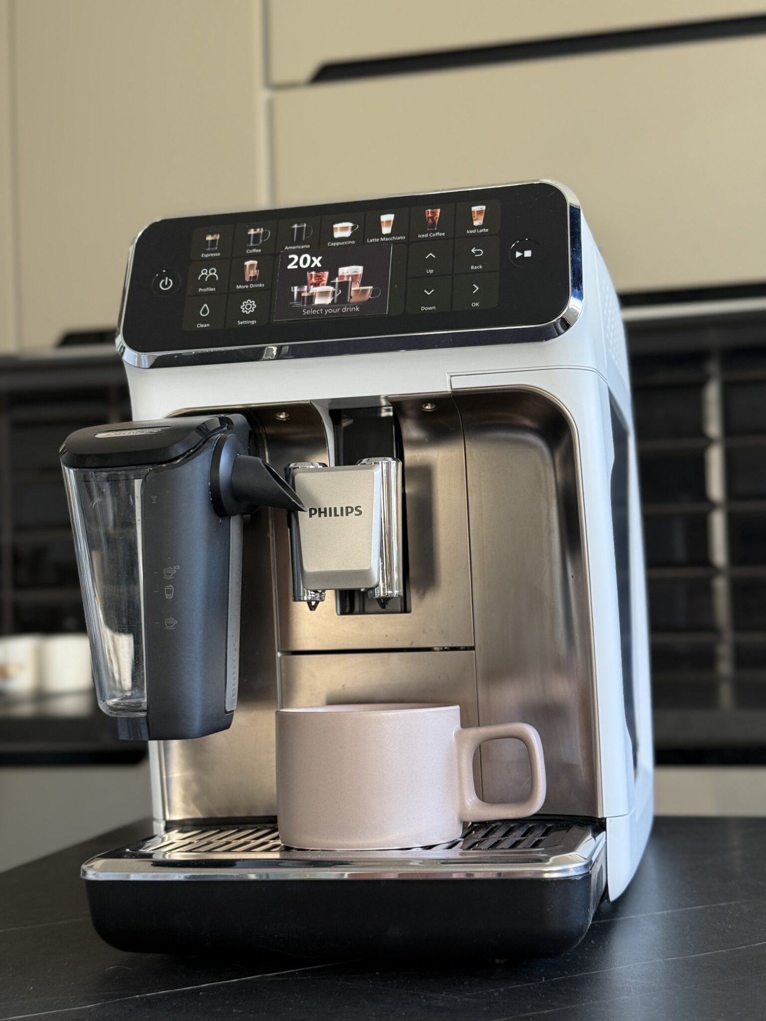 2500 zł na Philips LatteGo 5500 czy De’Longhi Rivelia? Automat z młynkiem i pojemnikiem na mleko