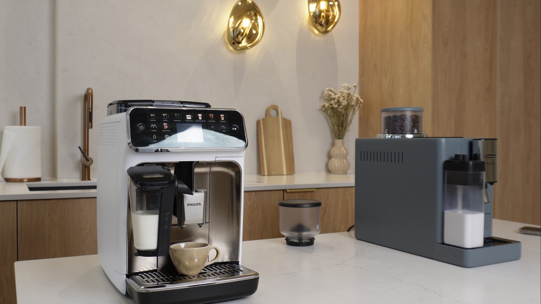 2500 zł na Philips LatteGo 5500 czy De’Longhi Rivelia? Automat z młynkiem i pojemnikiem na mleko