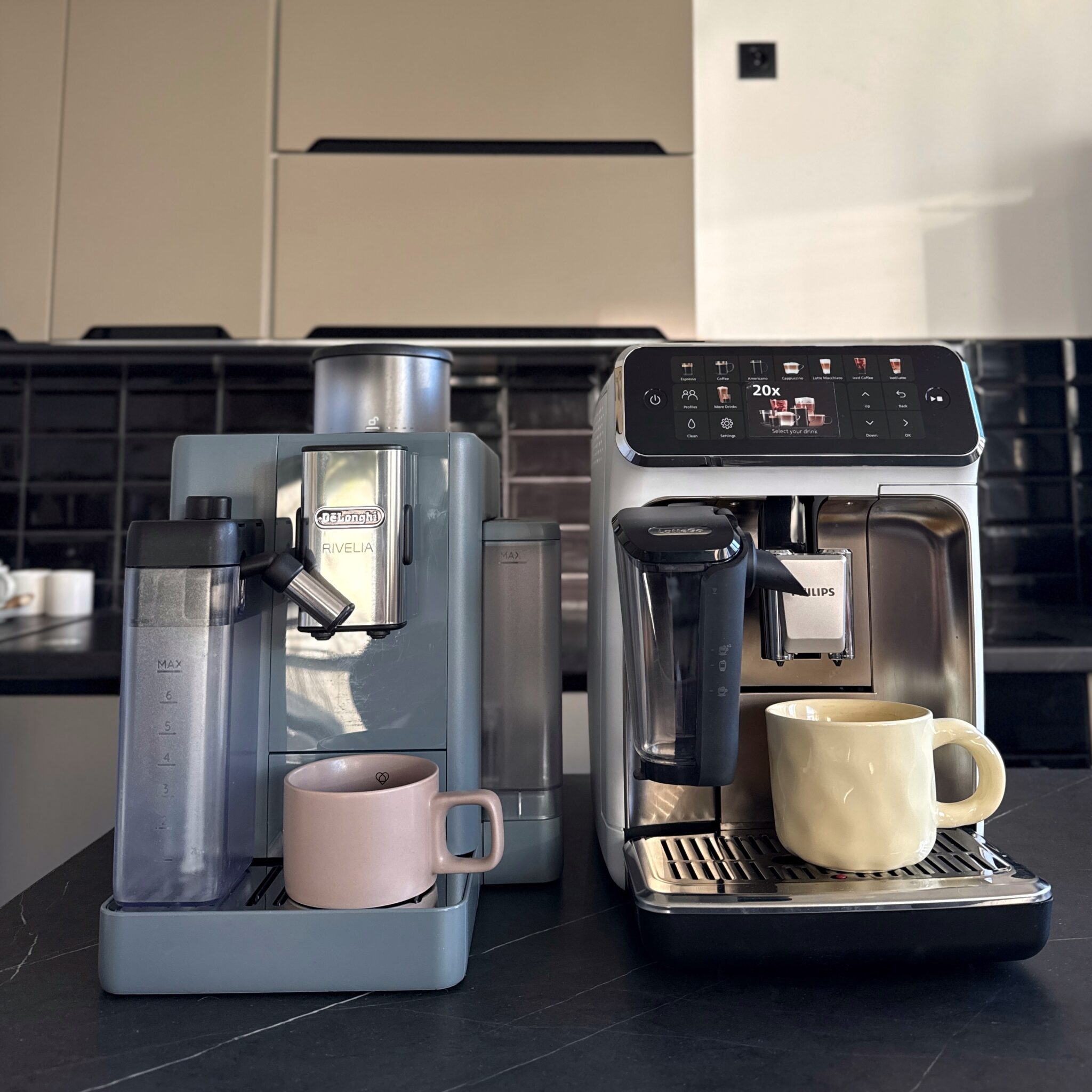 2500 zł na Philips LatteGo 5500 czy De’Longhi Rivelia? Automat z młynkiem i pojemnikiem na mleko