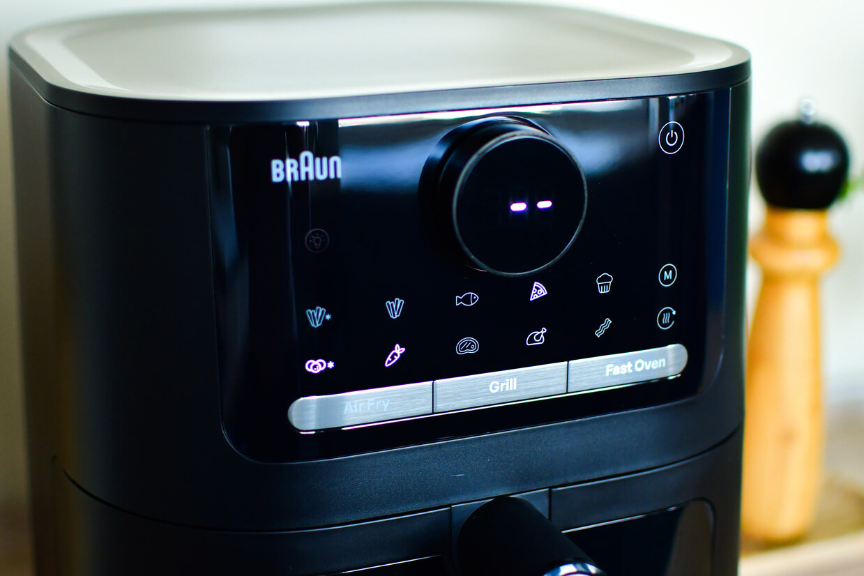 MultiFry 5 3w1 HF5075 to nie tylko klasyczny airfryer - to urządzenie 3 w 1, które umożliwia smażenie gorącym powietrzem, grillowanie oraz pieczenie.