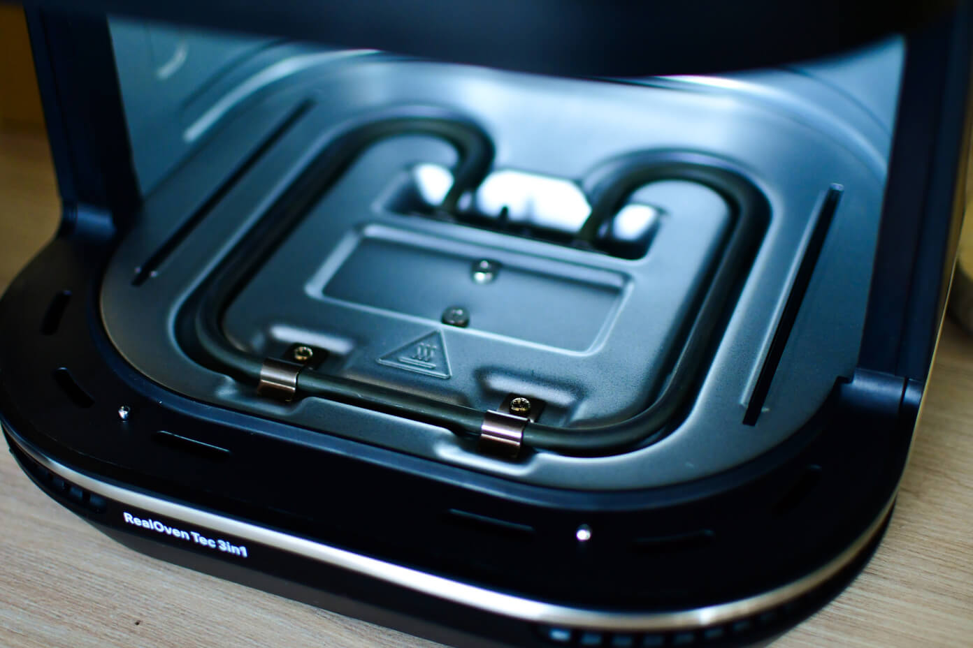 W przeciwieństwie do standardowych frytkownic z jednym elementem grzewczym airfryer bez teflonu MultiFry 5 3w1 HF5075 posiada dwa elementy grzewcze, co bezpośrednio wpływa na równomierne rozprowadzanie ciepła