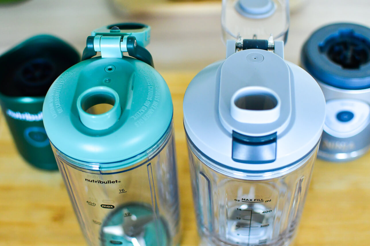 obydwa blendery przenośne: nutribullet Flex™ oraz Ninja Blast Max posiadają zakrętki z ustnikami, umożliwiającymi picie bezpośrednio z kielicha.