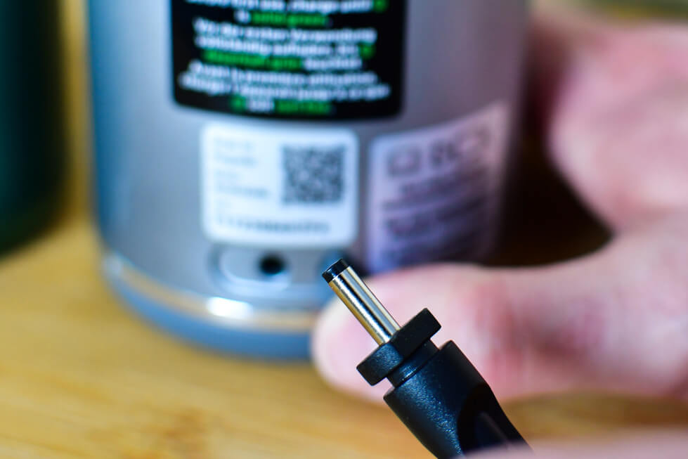 Niestandardowa ładowarka w blenderze Ninja Blast Max sprawia, że nie podładujesz go np. w samochodzie lub innym miejscu bez dostępu do gniazda elektrycznego