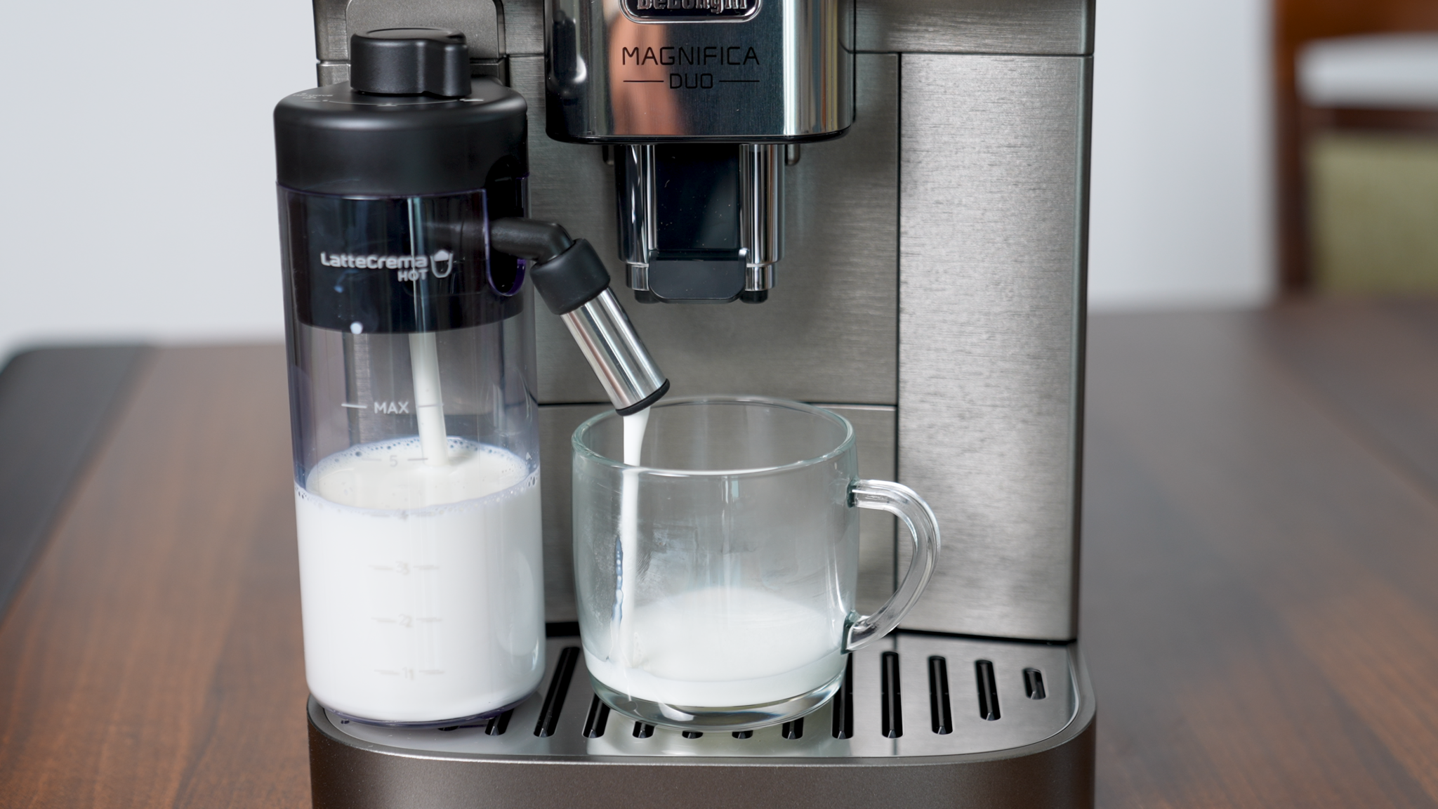 Karafka LatteCrema Hot automatycznie podaje podgrzane i spienione mleko bez konieczności ręcznej obsługi dyszy. Poziom pianki można regulować za pomocą pokrętła na karafce.