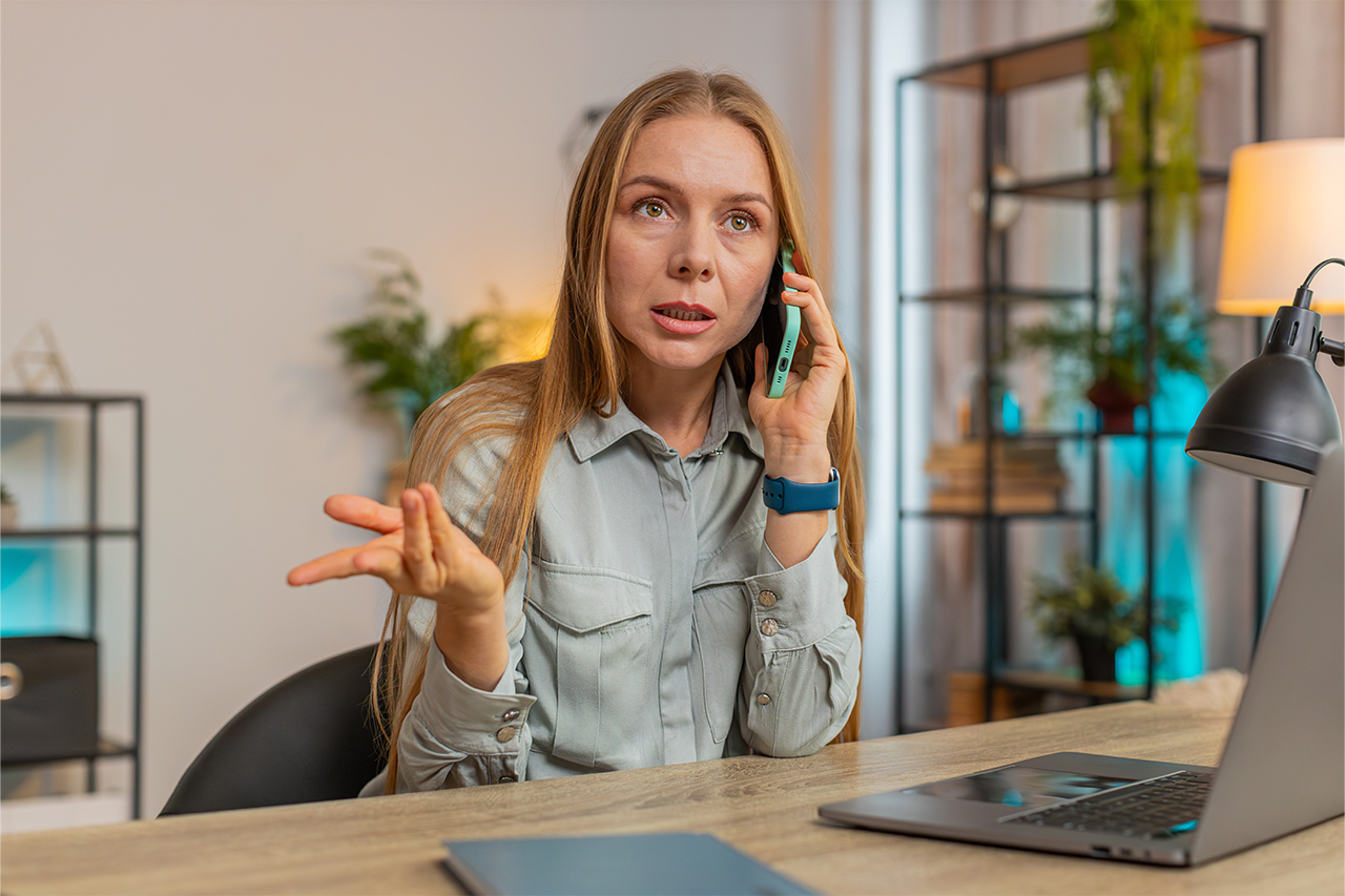 Kobieta wyjaśniająca sytuację przez telefon - zdjęcie