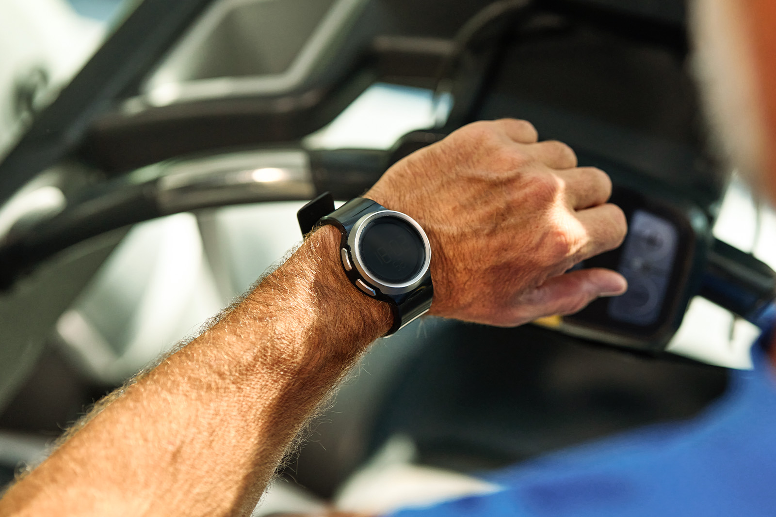 Mężczyzna sprawdzający smartwatch, który nie działa - tytułowa