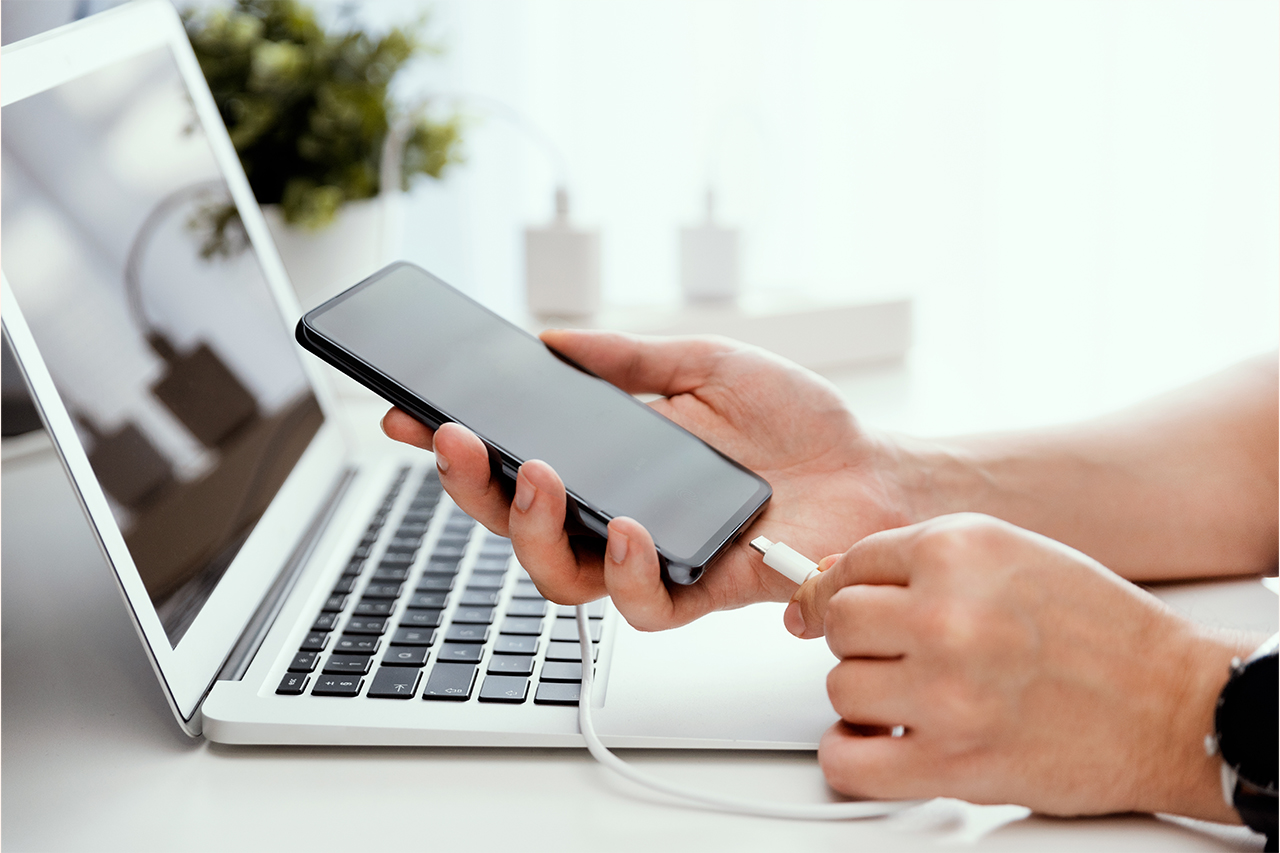 podłączanie smartfonu do ładowarki - zdjęcie