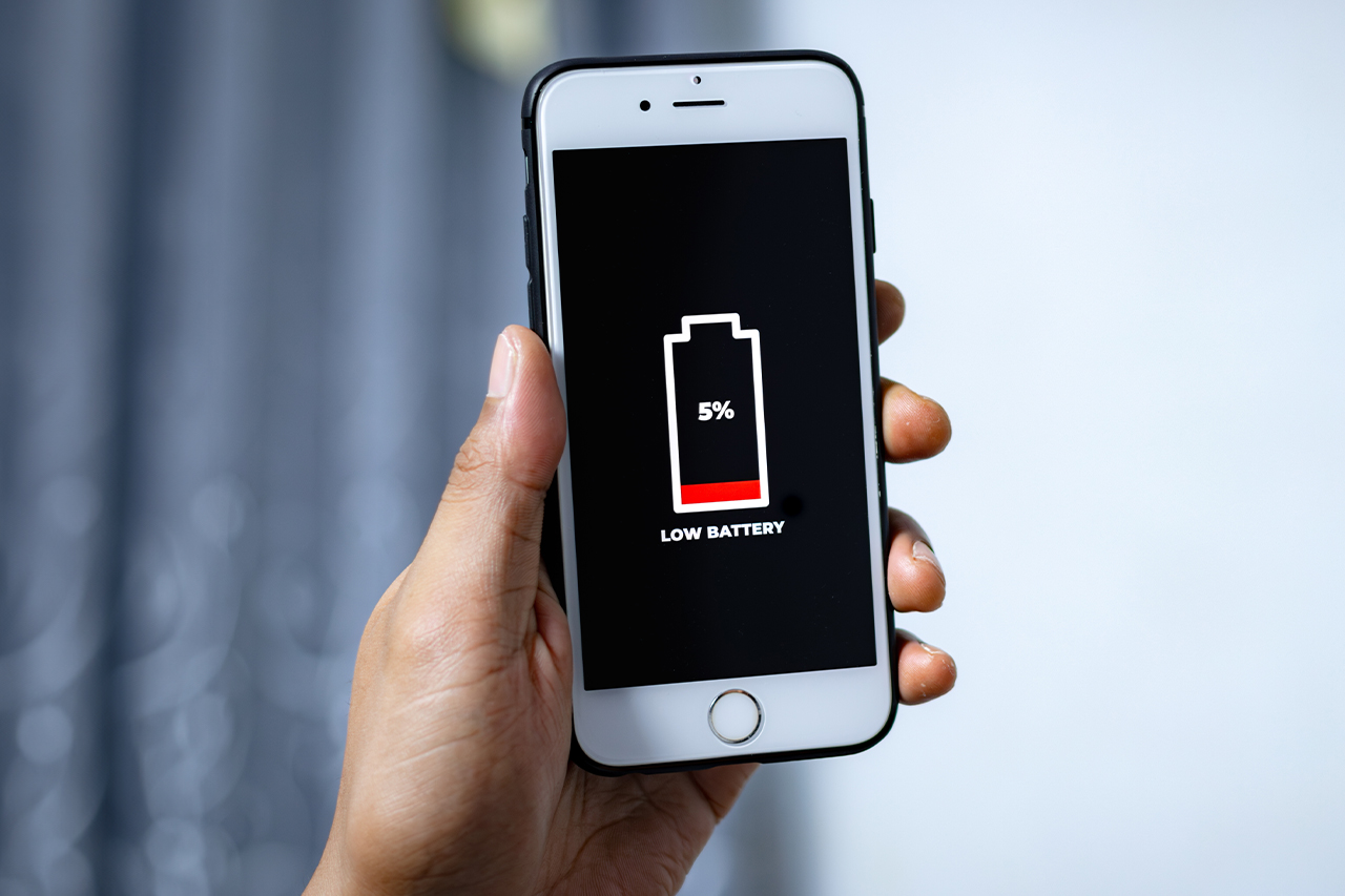 Telefon z 5% stanem baterii - zdjęcie