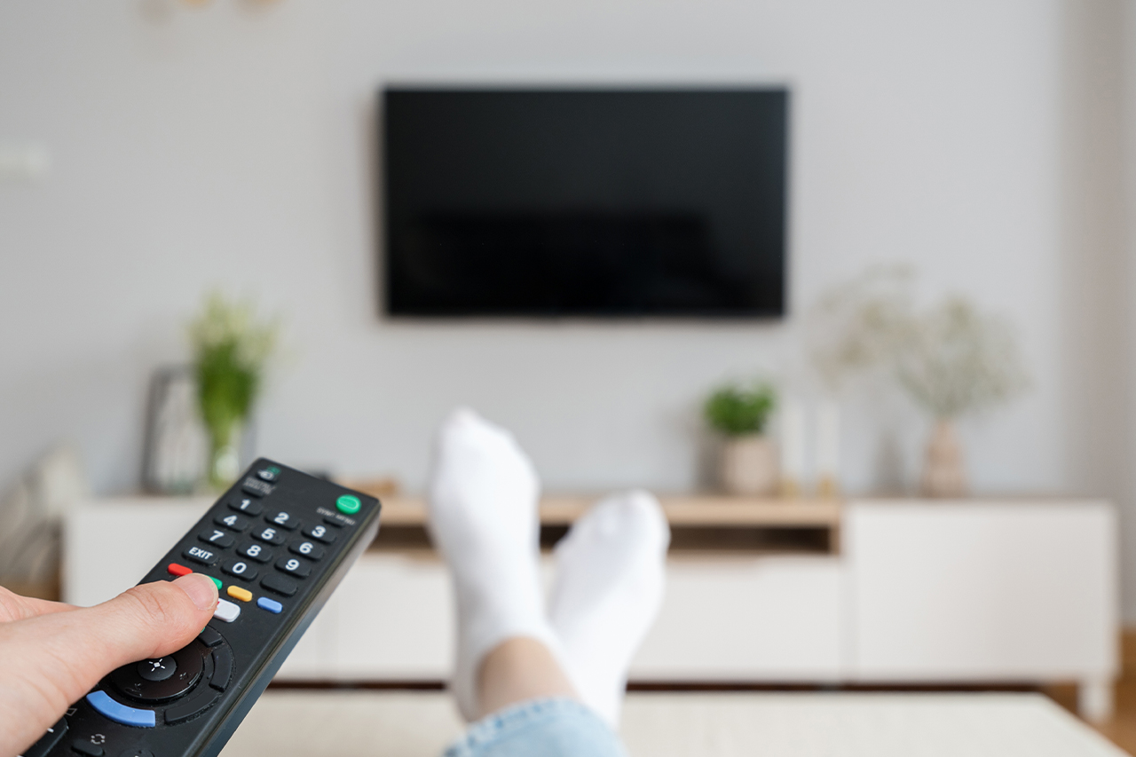 Włączanie telewizora - zdjęcie