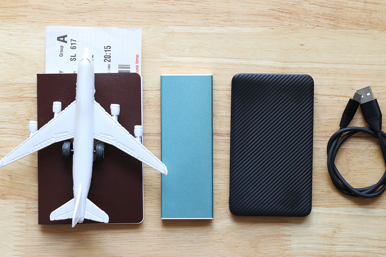Powerbank, paszport i model samoltu