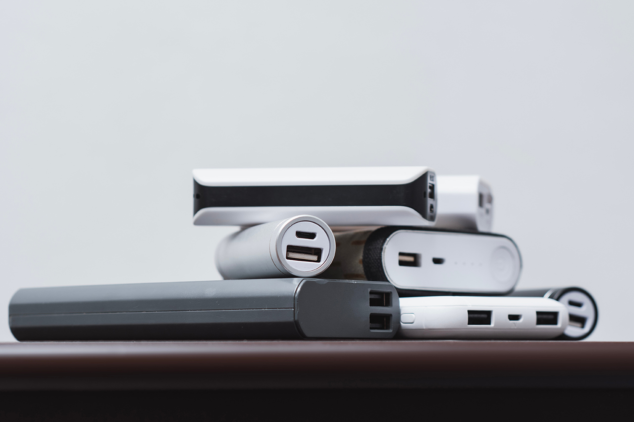 Kilka powerbanków różnej wielkości