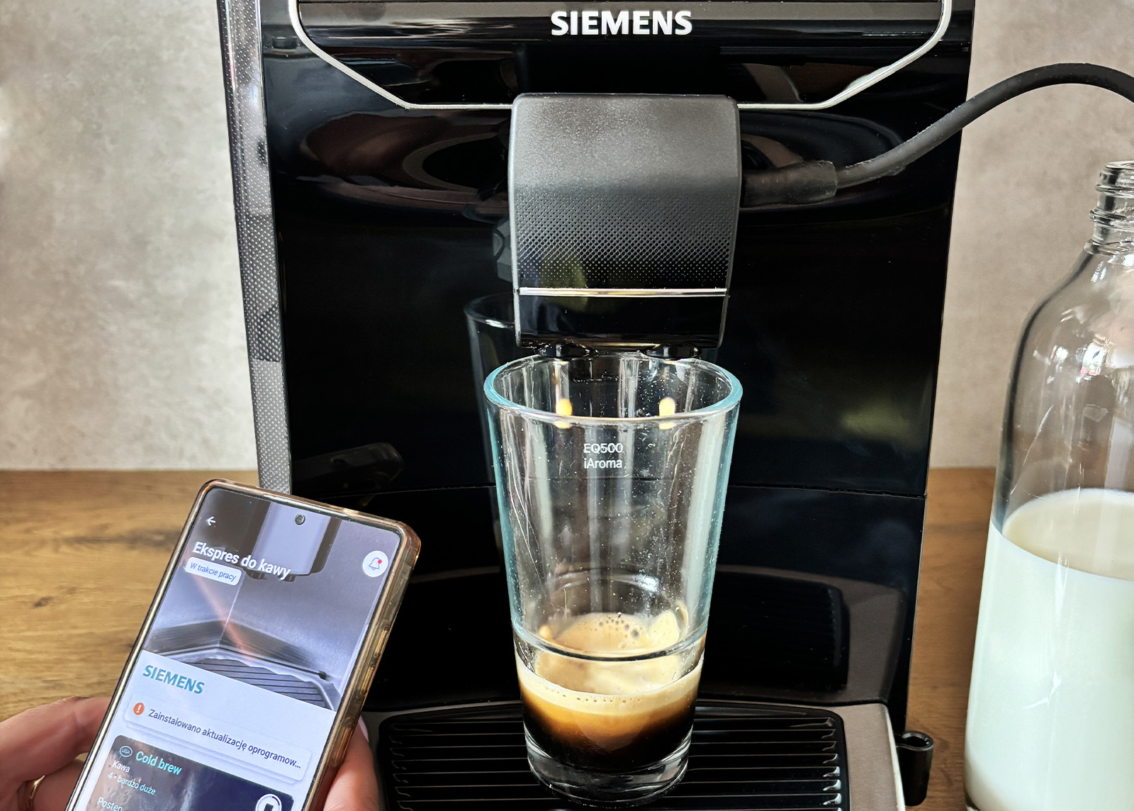 Aplikacja Home Connect z ekspresem Siemens EQ500 TP553E09 - zdalne przygotowywanie cold brew