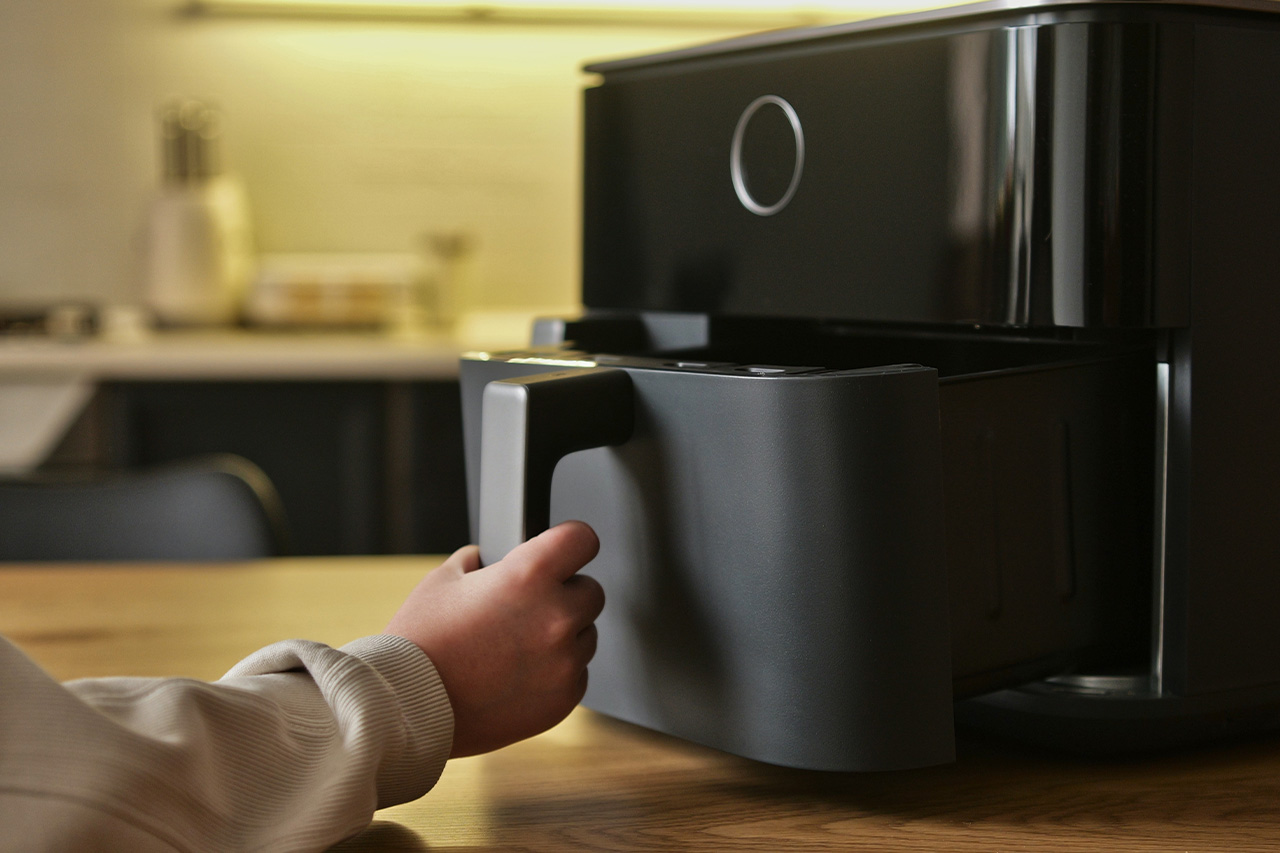 Airfryer z dużą misą stojący na kuchennym blacie