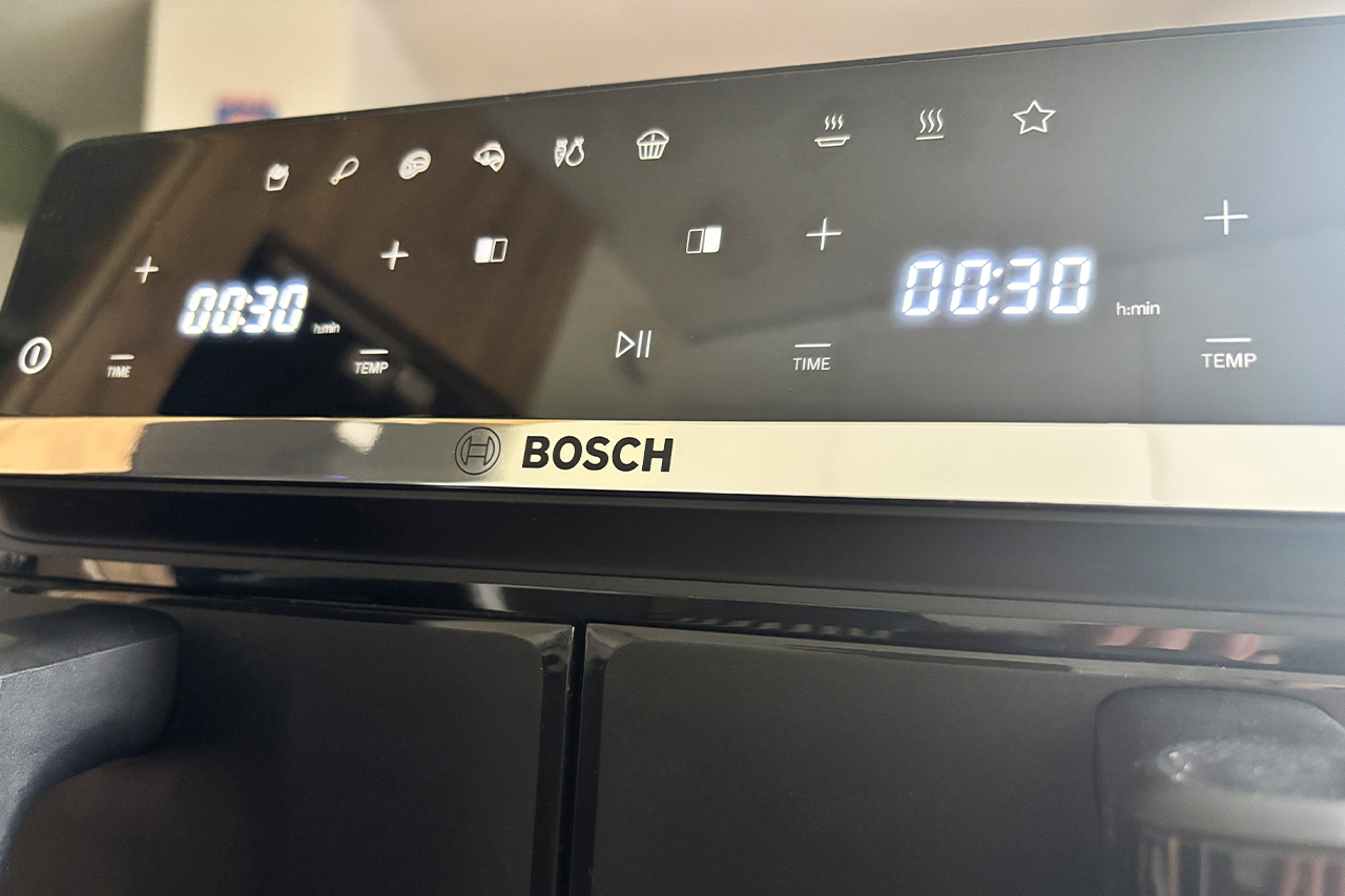 Ekran ustawionego air fryera dwukomorowego Bosch MAFD440B0 - zdjęcie