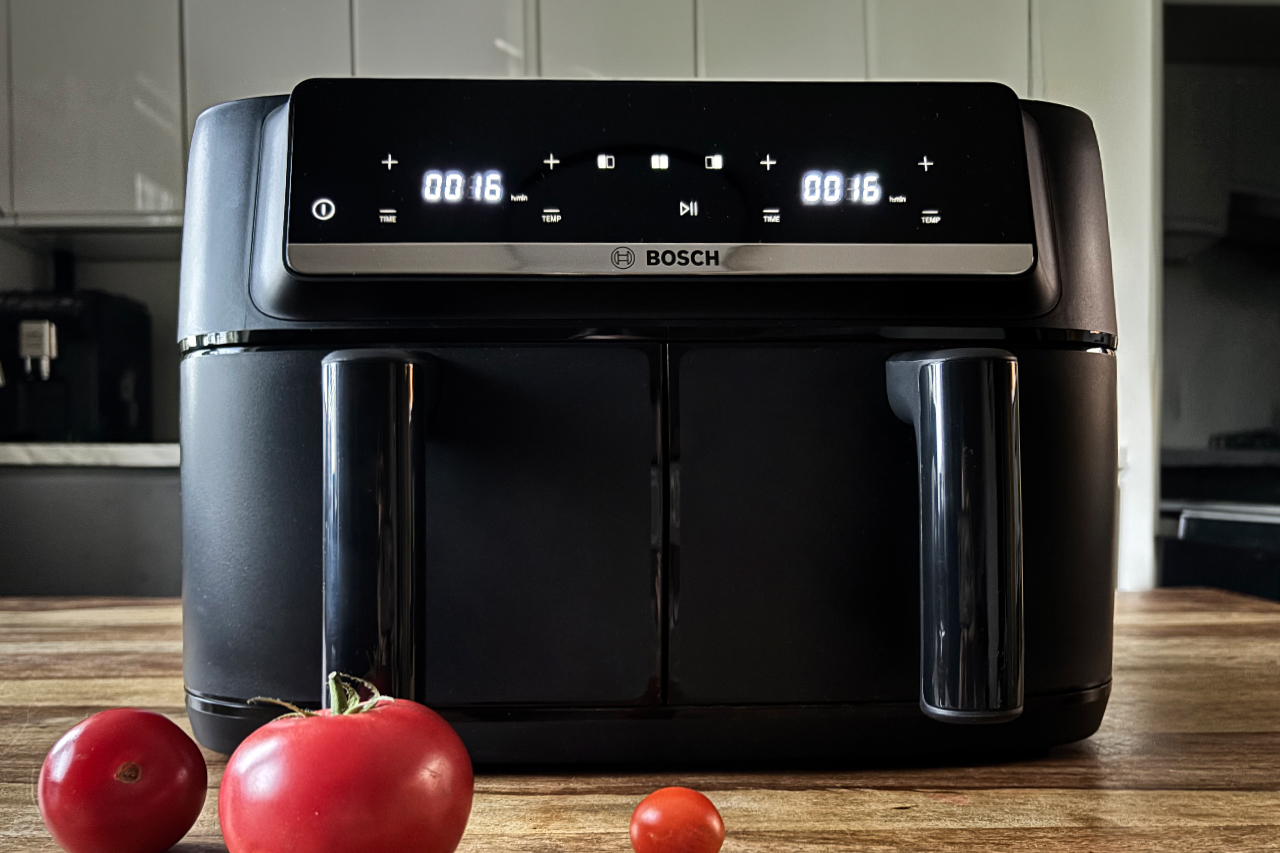 Air fryer dwukomorowy Bosch MAFD440B0 w kuchni - zdjęcie